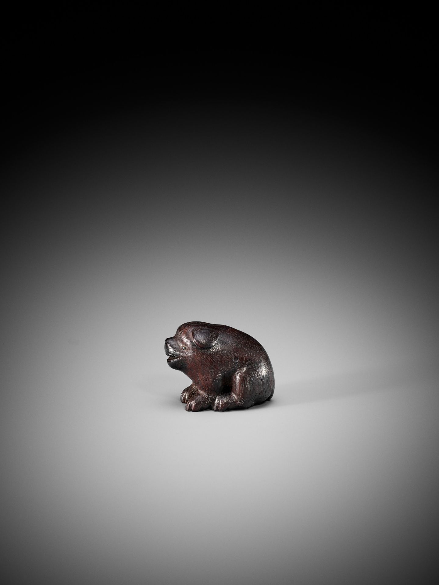 RANICHI: A DARK WOOD NETSUKE OF A PUPPY - Bild 5 aus 9