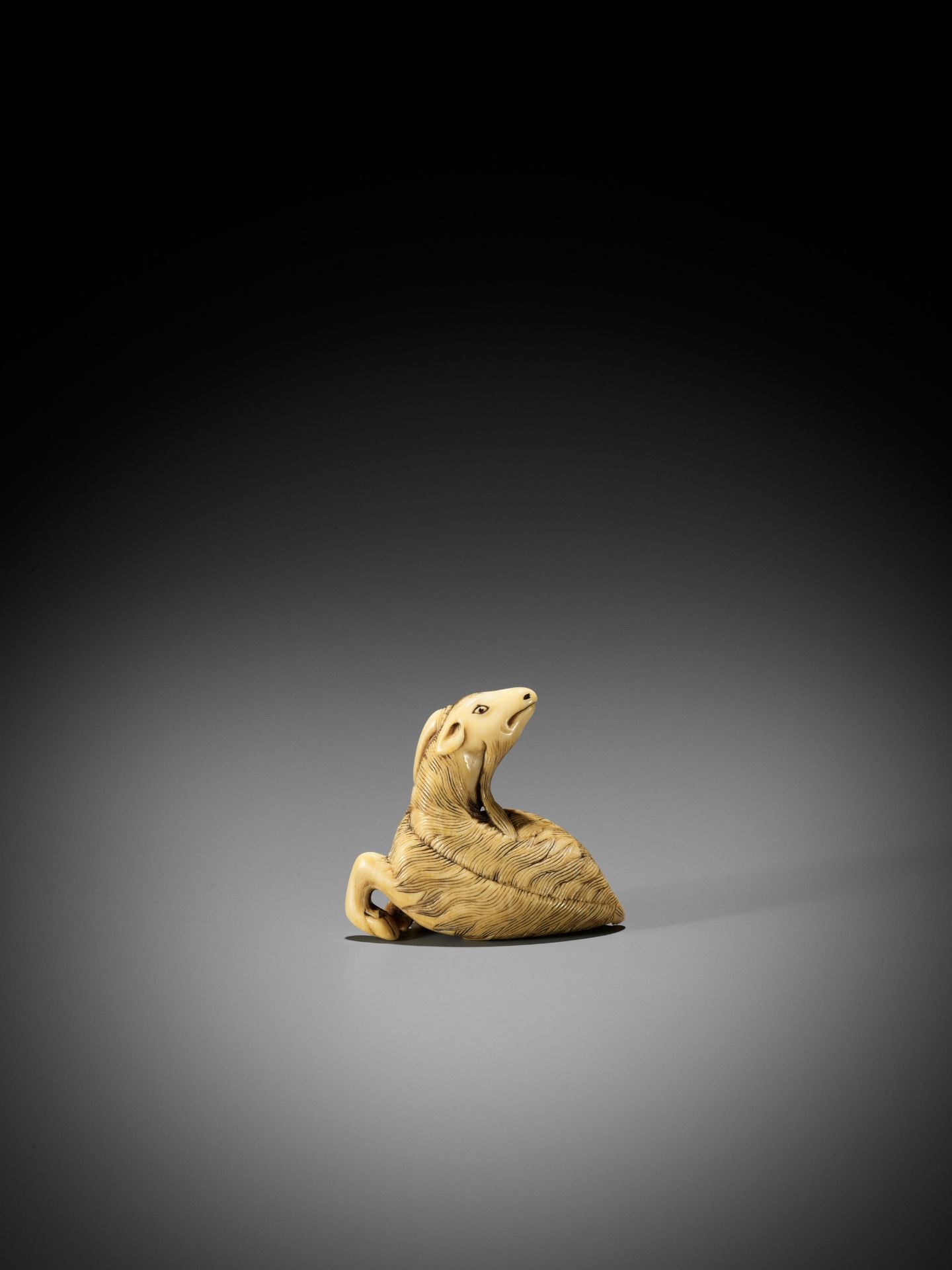 A VERY RARE IVORY NETSUKE OF A KIRIN GOAT, ATTRIBUTED TO MITSUHARU - Bild 3 aus 15