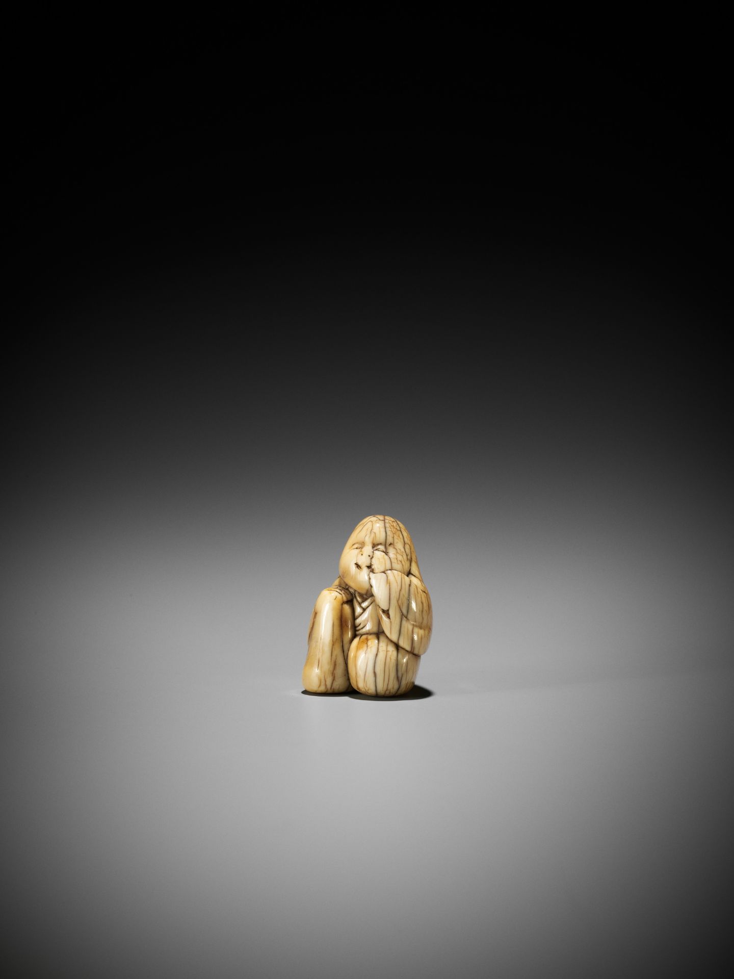 A CHARMING OLD IVORY NETSUKE OF OKAME - Bild 4 aus 8