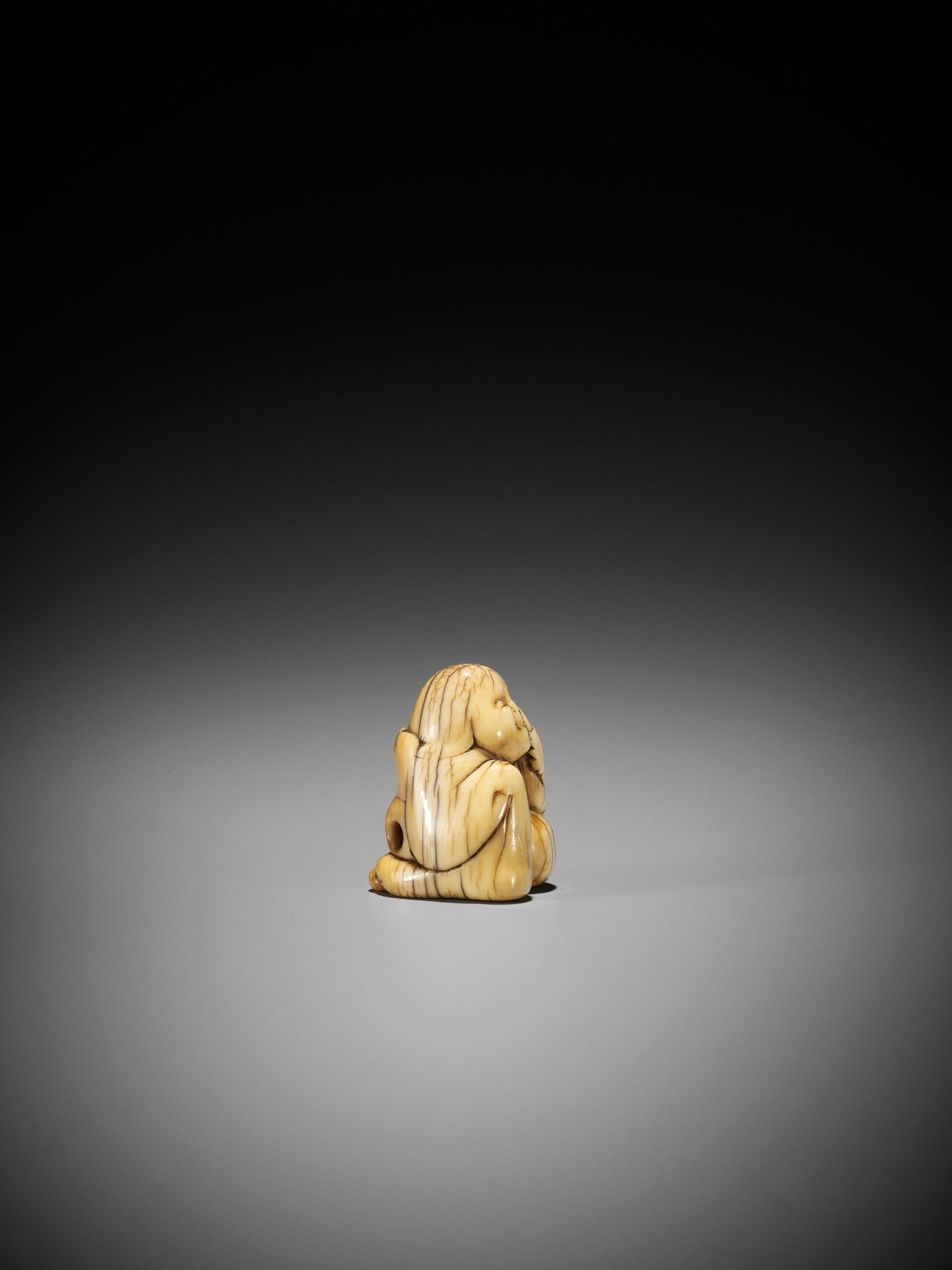 A CHARMING OLD IVORY NETSUKE OF OKAME - Bild 6 aus 8