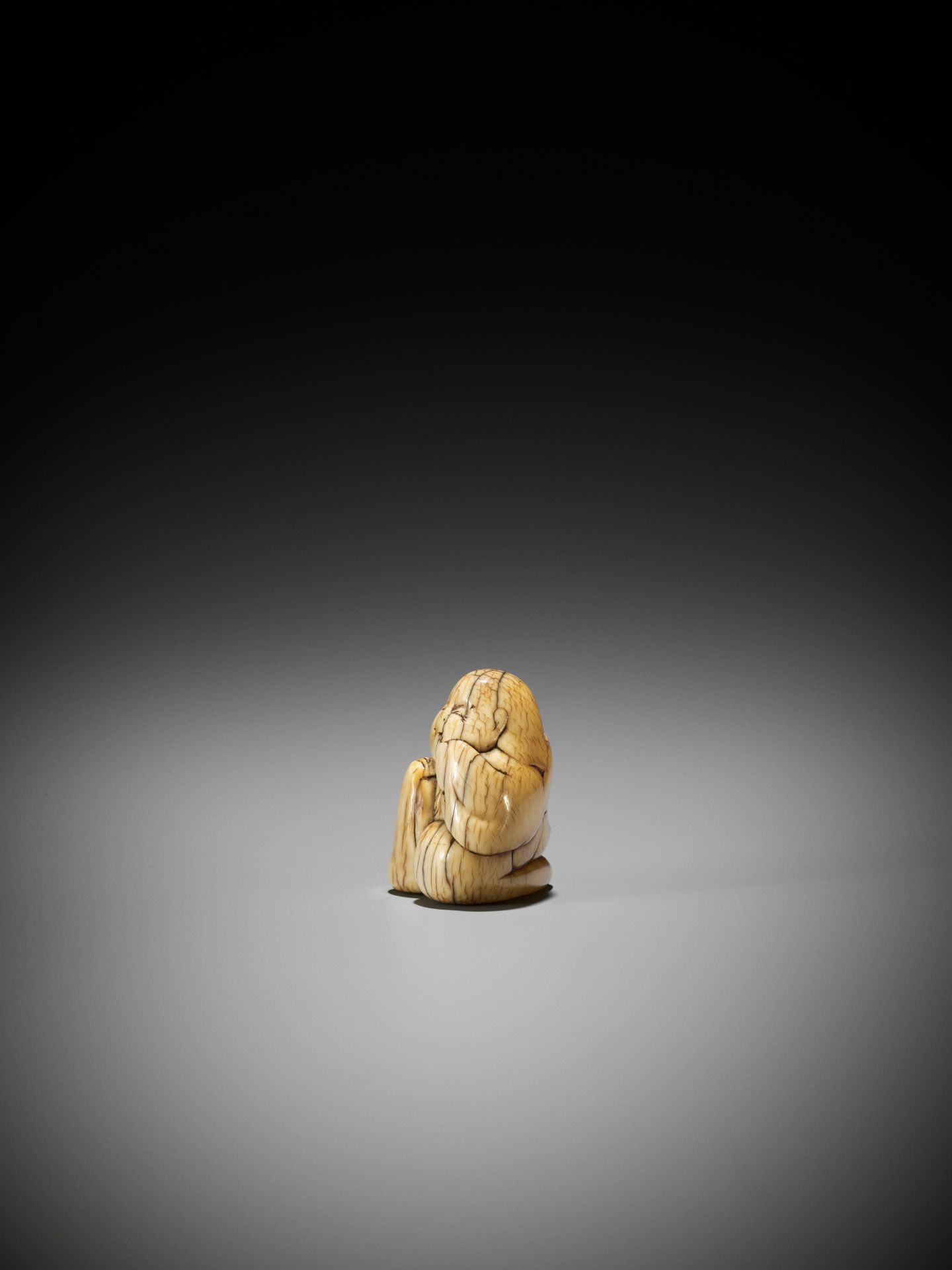 A CHARMING OLD IVORY NETSUKE OF OKAME - Bild 5 aus 8