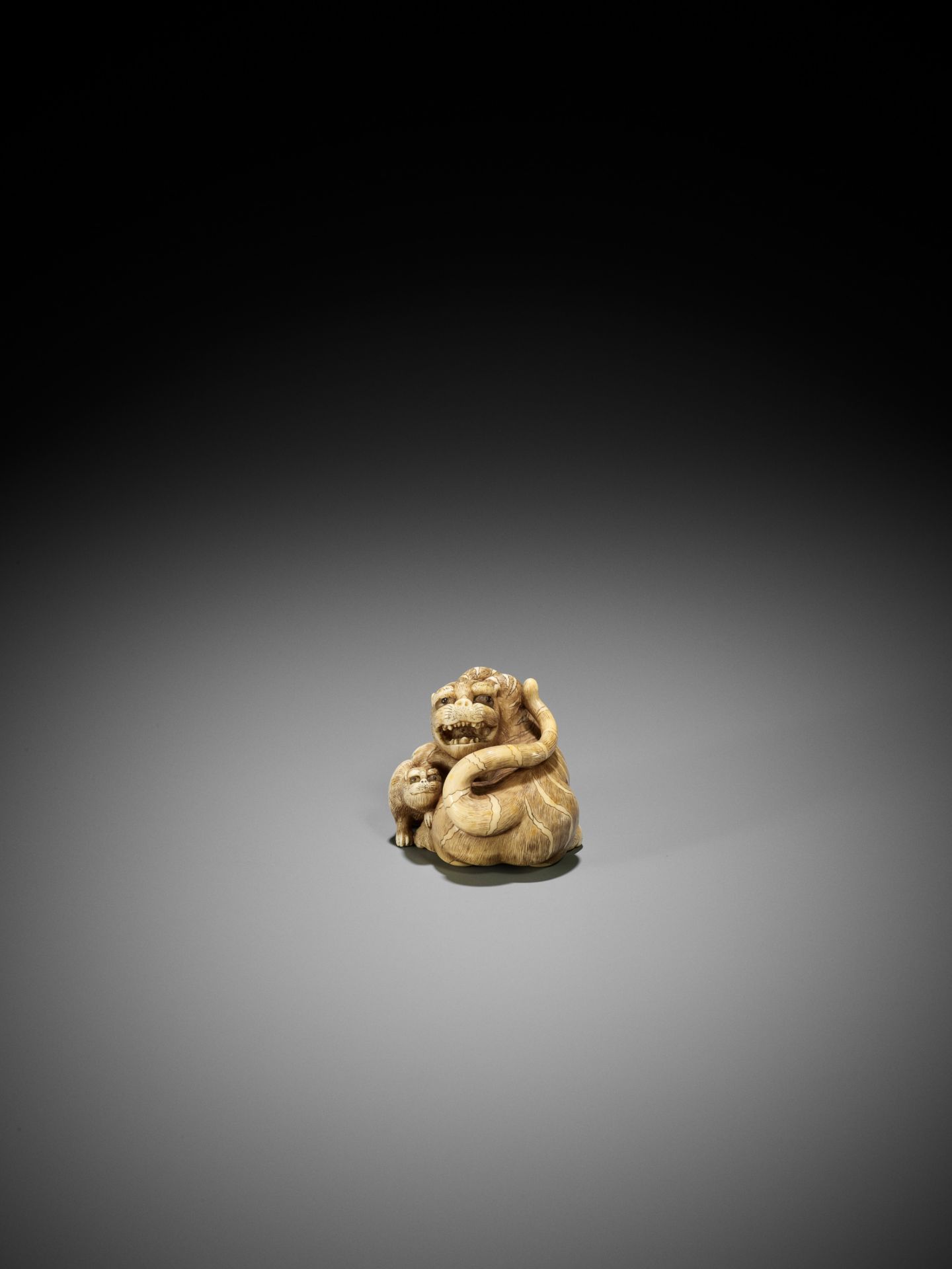 RANICHI: A SUPERB IVORY NETSUKE OF A TIGRESS WITH CUB - Bild 6 aus 13