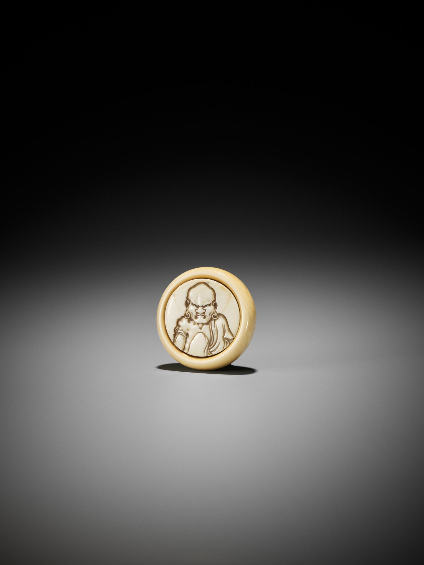 HOJITSU: A FINE IVORY KAGAMIBUTA NETSUKE WITH A RAKAN - Bild 2 aus 7