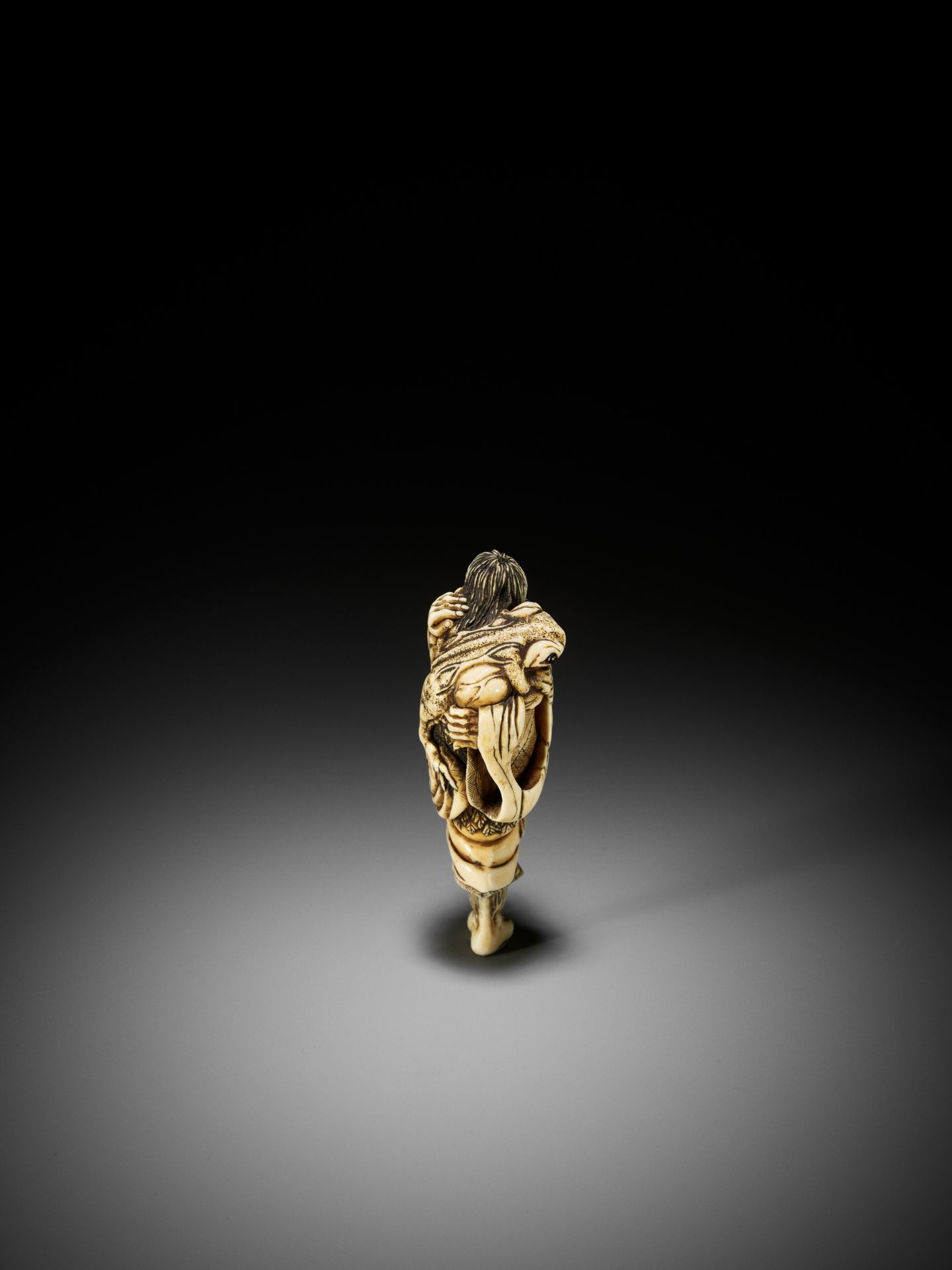 NAGATOMO: A LARGE IVORY NETSUKE OF GAMA SENNIN AND HIS TOAD - Bild 6 aus 10