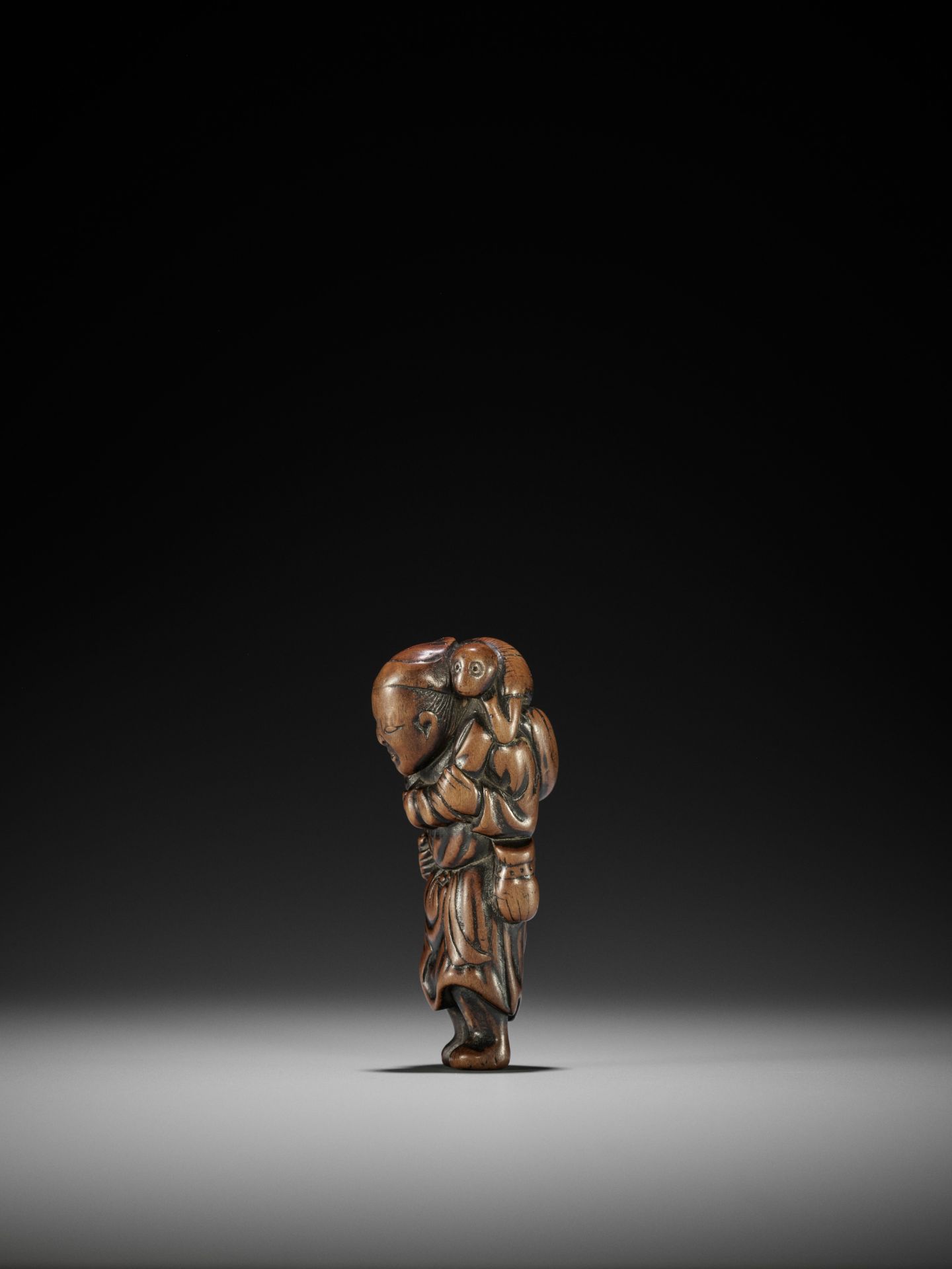 AN EARLY WOOD NETSUKE OF A SARUMAWASHI - Bild 2 aus 7