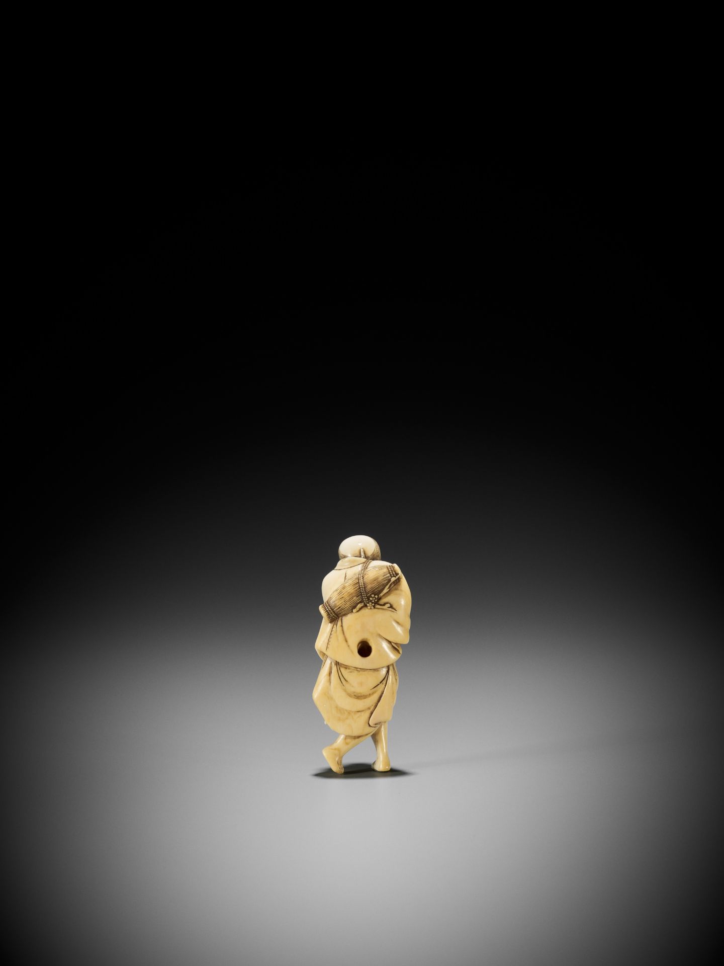 A GOOD IVORY NETSUKE OF A STREET VENDOR - Bild 5 aus 11