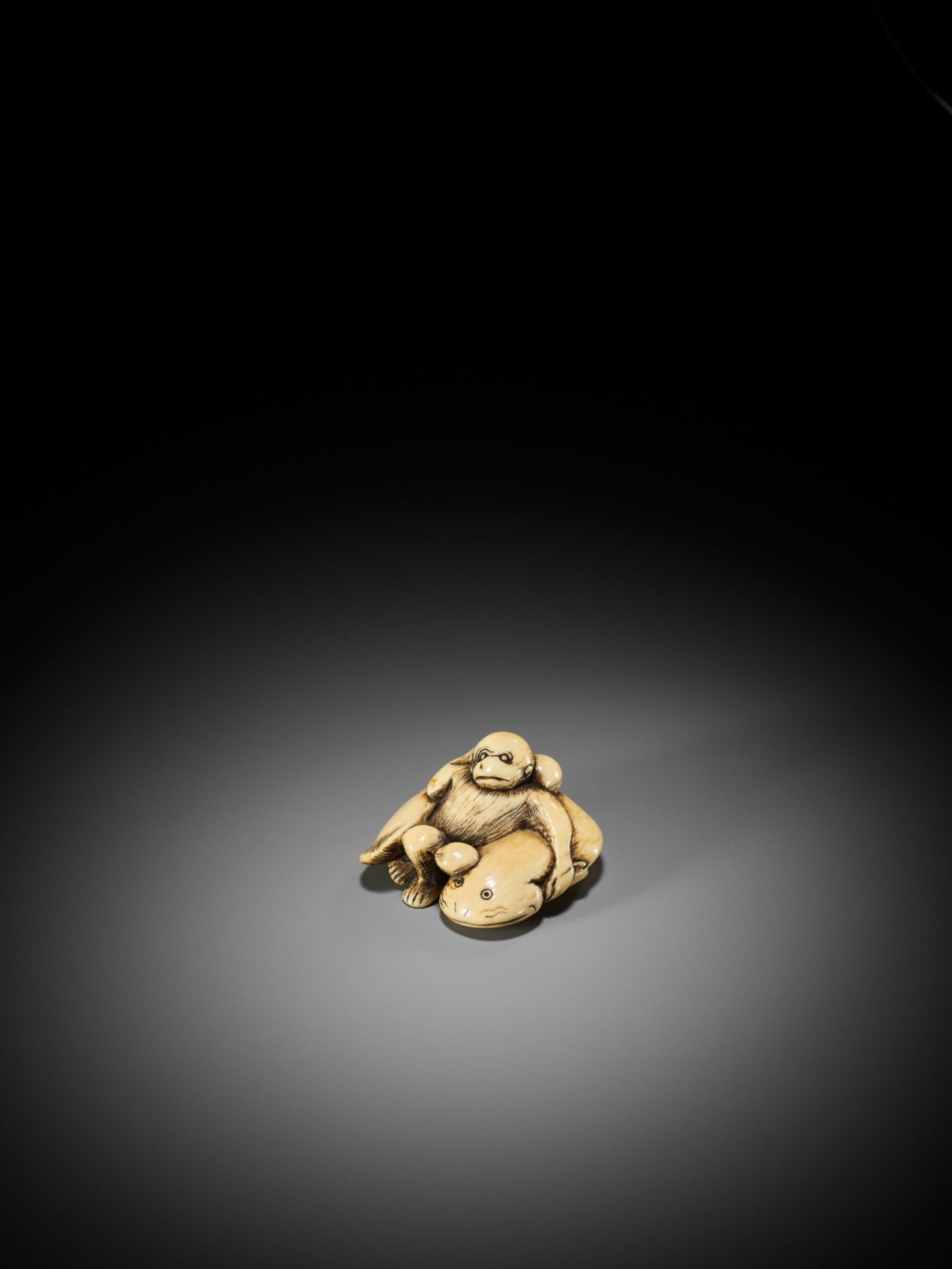 AN IVORY NETSUKE OF A MONKEY AND GIANT NAMAZU (EARTHQUAKE FISH) - Bild 4 aus 10