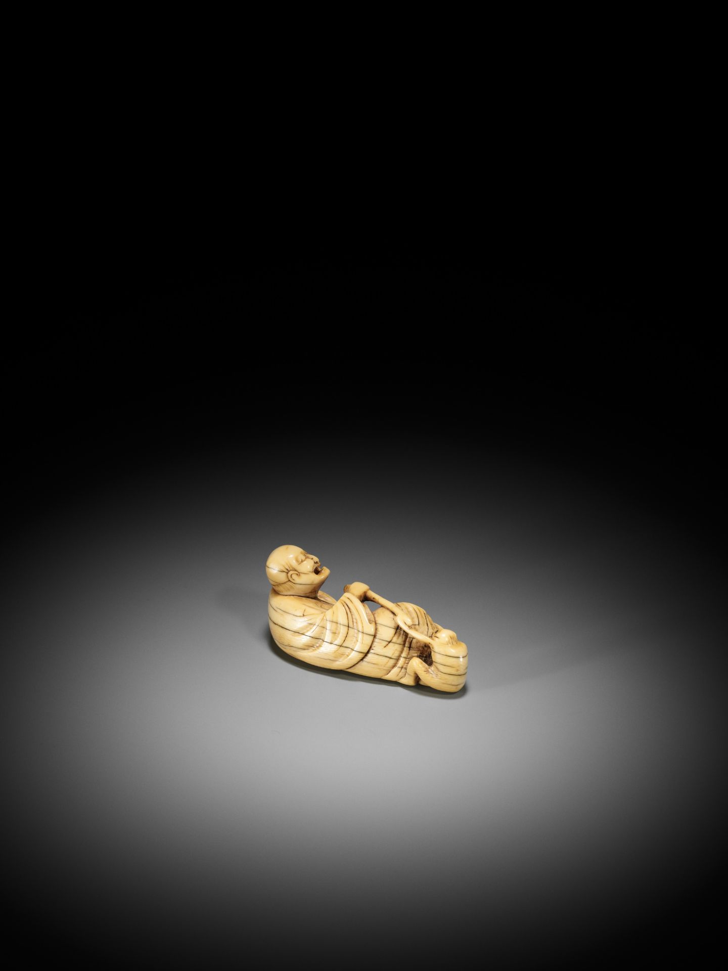 A RARE AND LARGE IVORY NETSUKE OF A RECLINING SARUMAWASHI AND HIS MONKEY - Bild 6 aus 10