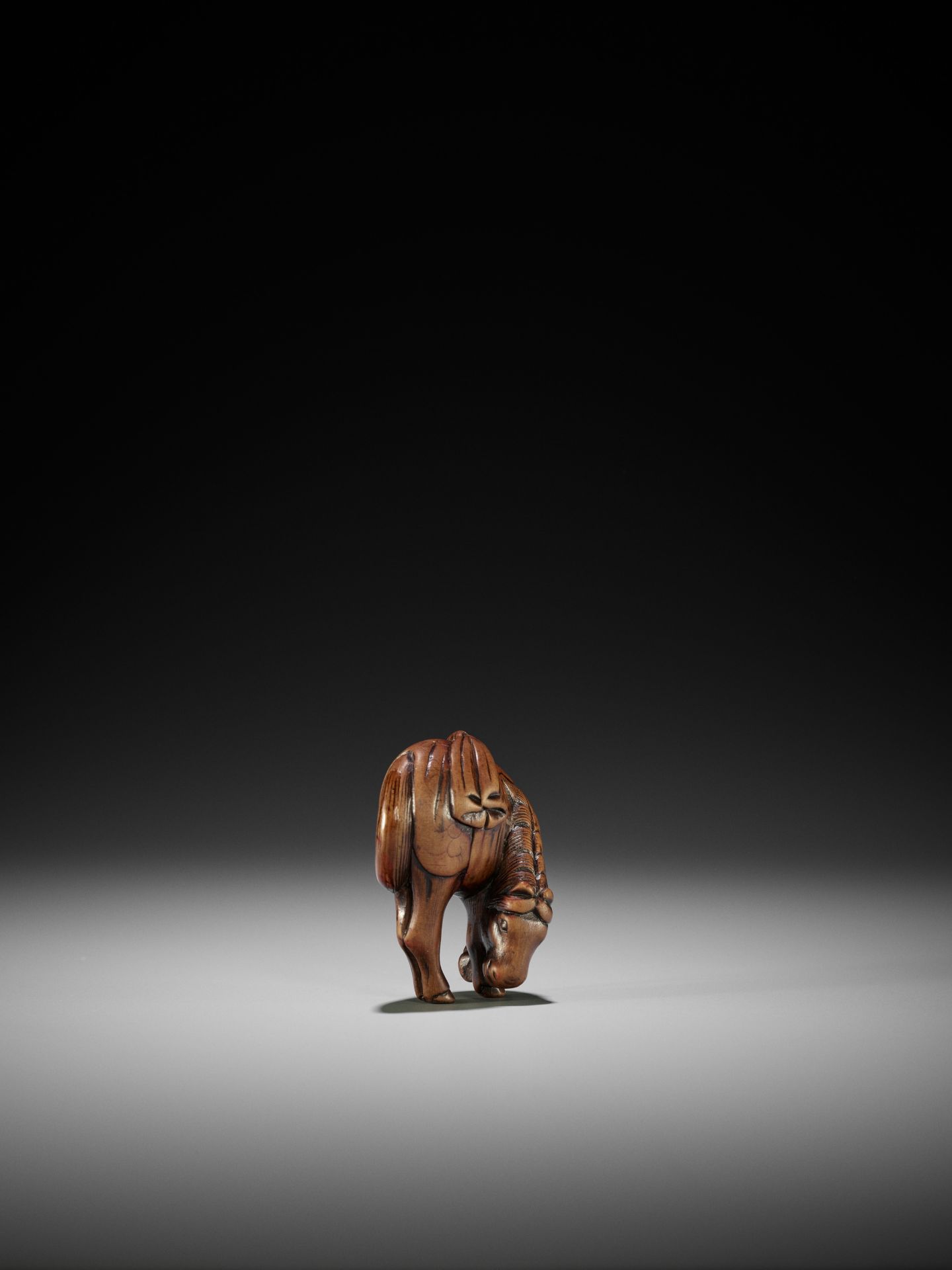 A GOOD WOOD NETSUKE OF A GRAZING HORSE - Bild 7 aus 10