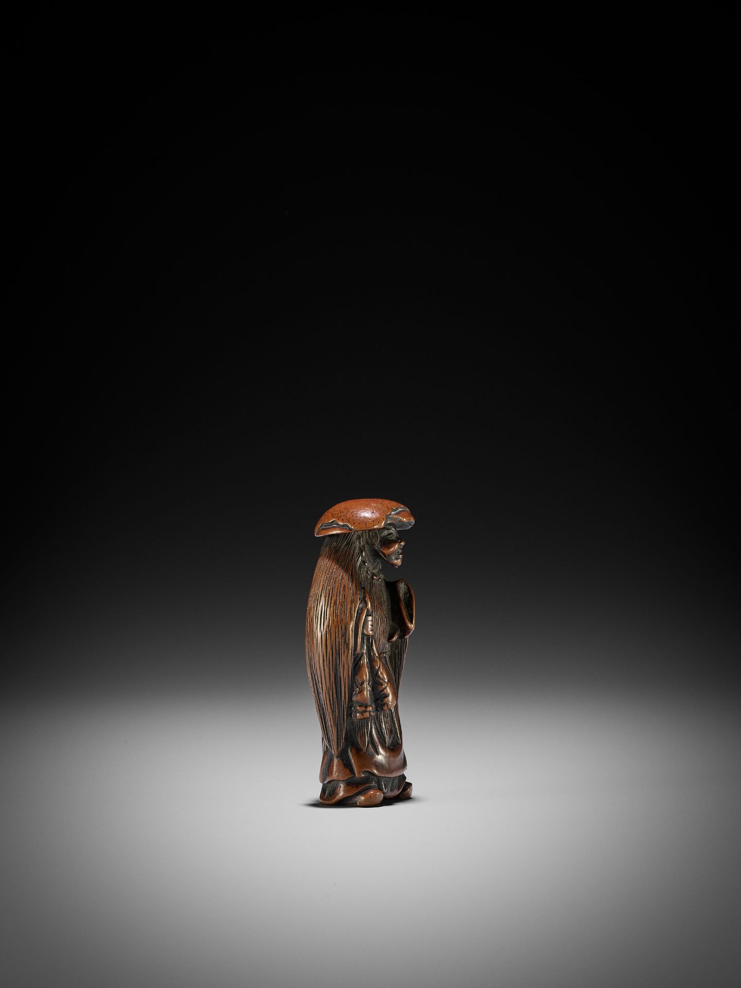 A LARGE WOOD NETSUKE OF MOSO - Bild 6 aus 12