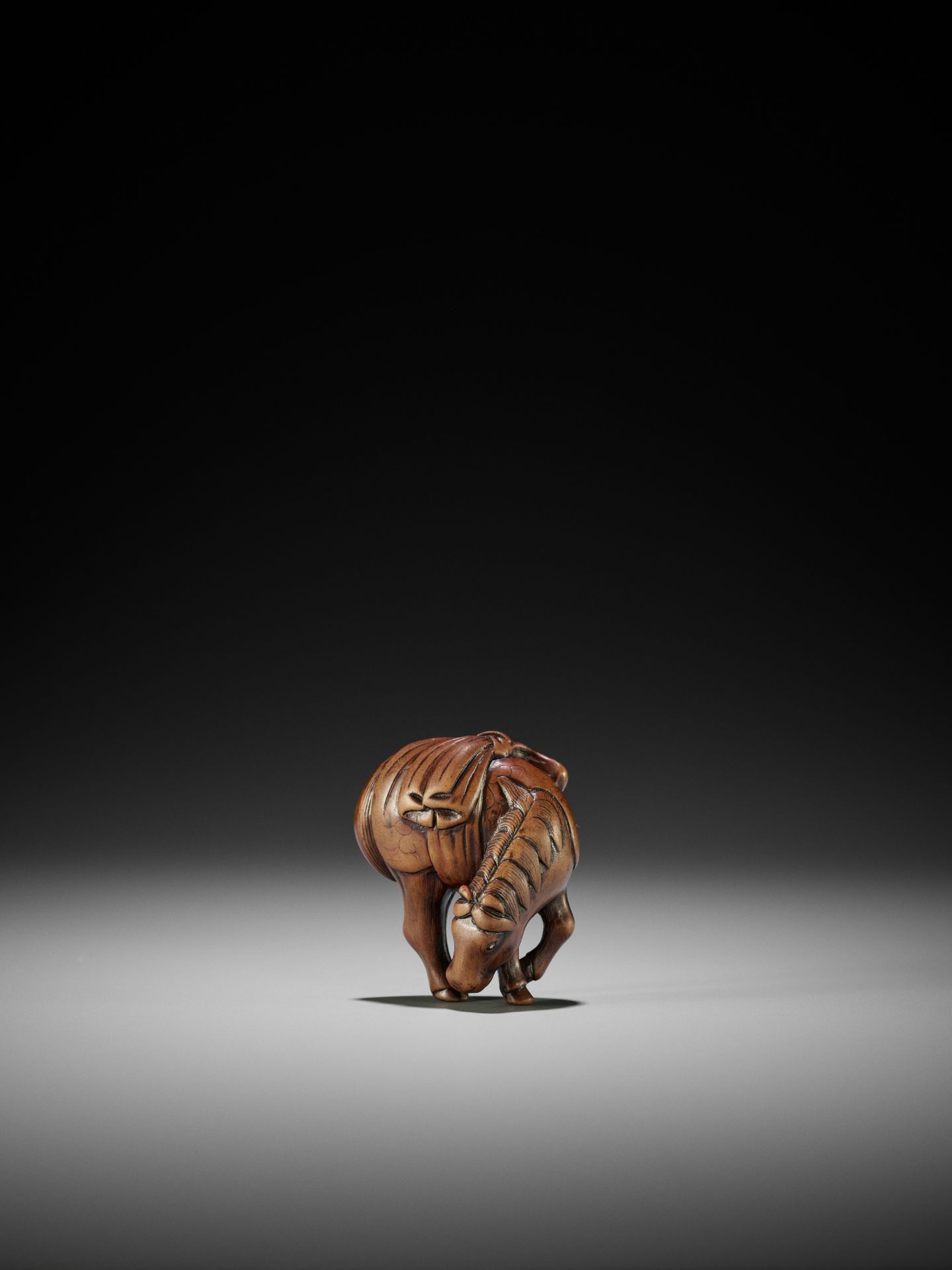 A GOOD WOOD NETSUKE OF A GRAZING HORSE - Bild 3 aus 10