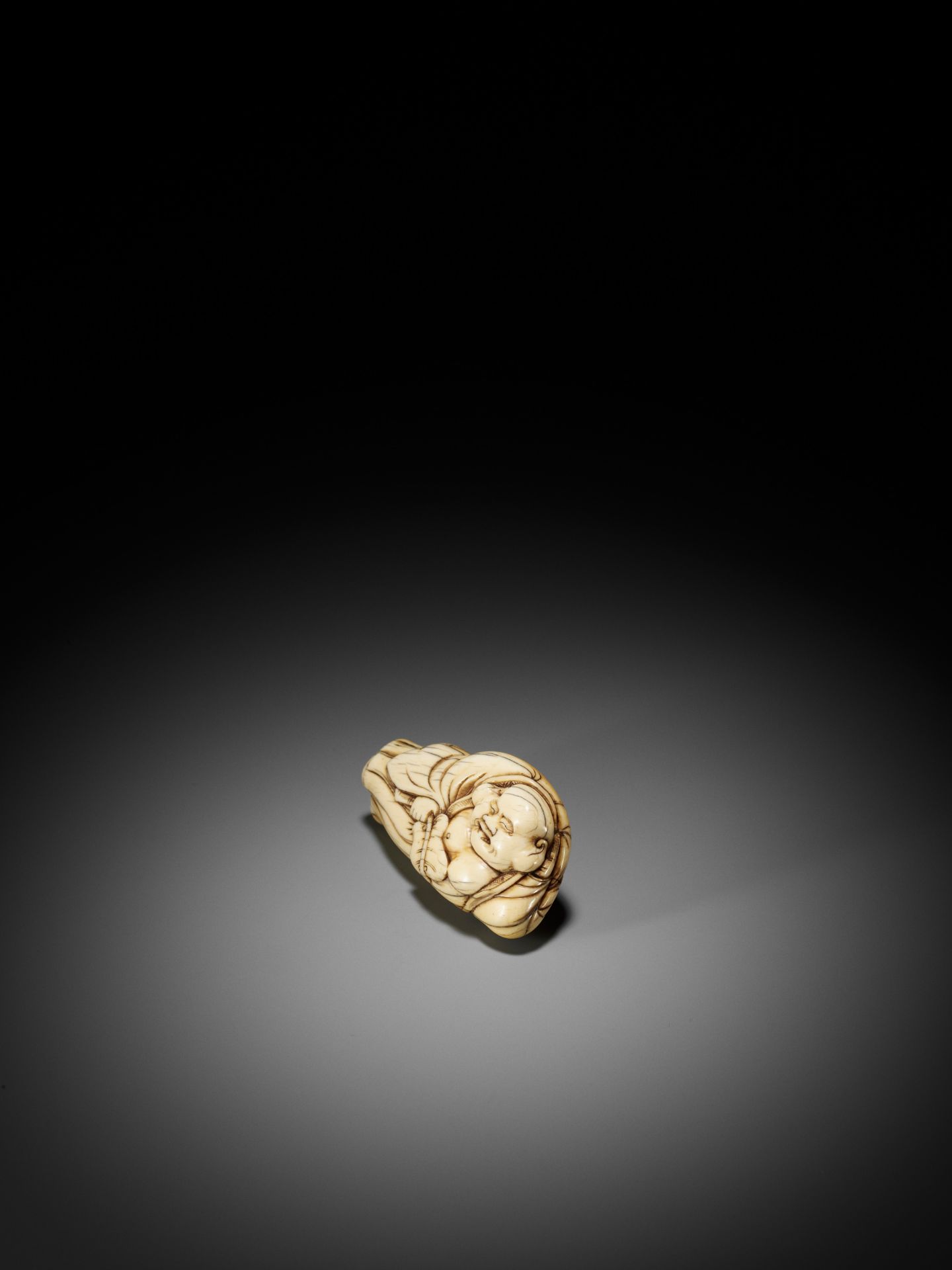 AN IVORY NETSUKE OF A RECLINING HOTEI WITH UCHIWA (FAN) - Bild 6 aus 8