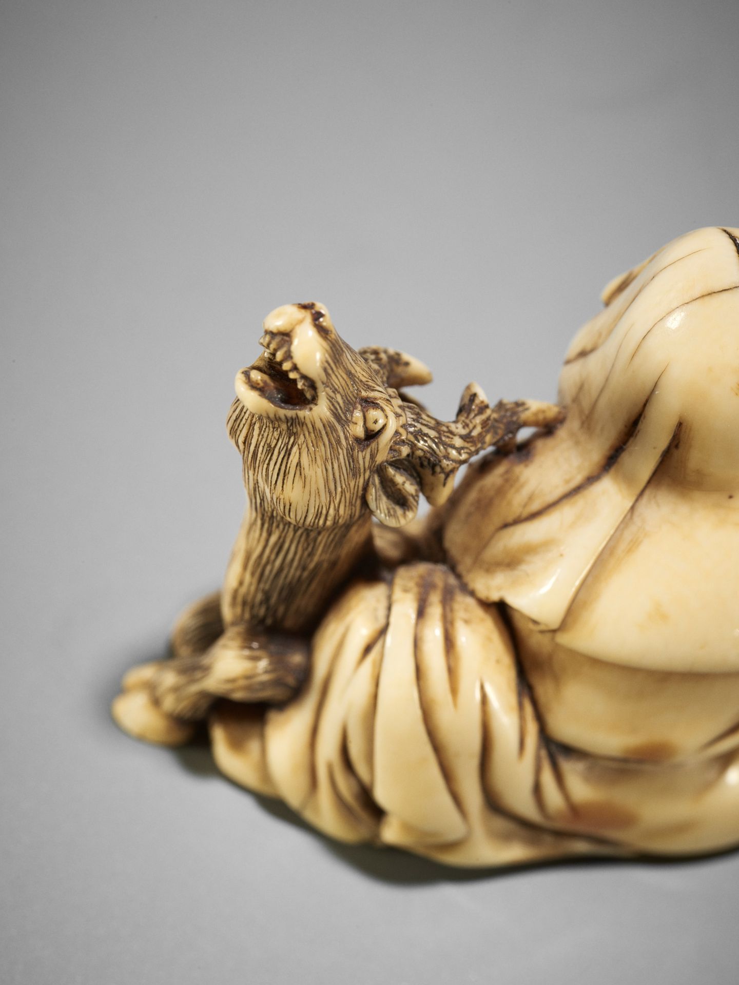 A FINE KYOTO SCHOOL IVORY NETSUKE OF JUROJIN AND HIS DEER - Bild 10 aus 13