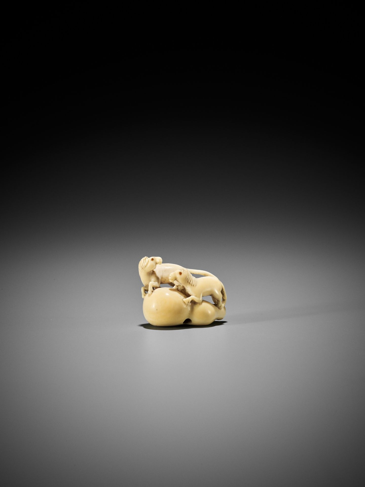 RANICHI: AN IVORY NETSUKE OF TWO HORSES EMERGING FROM CHOKARO SENNIN'S GOURD - Bild 2 aus 7