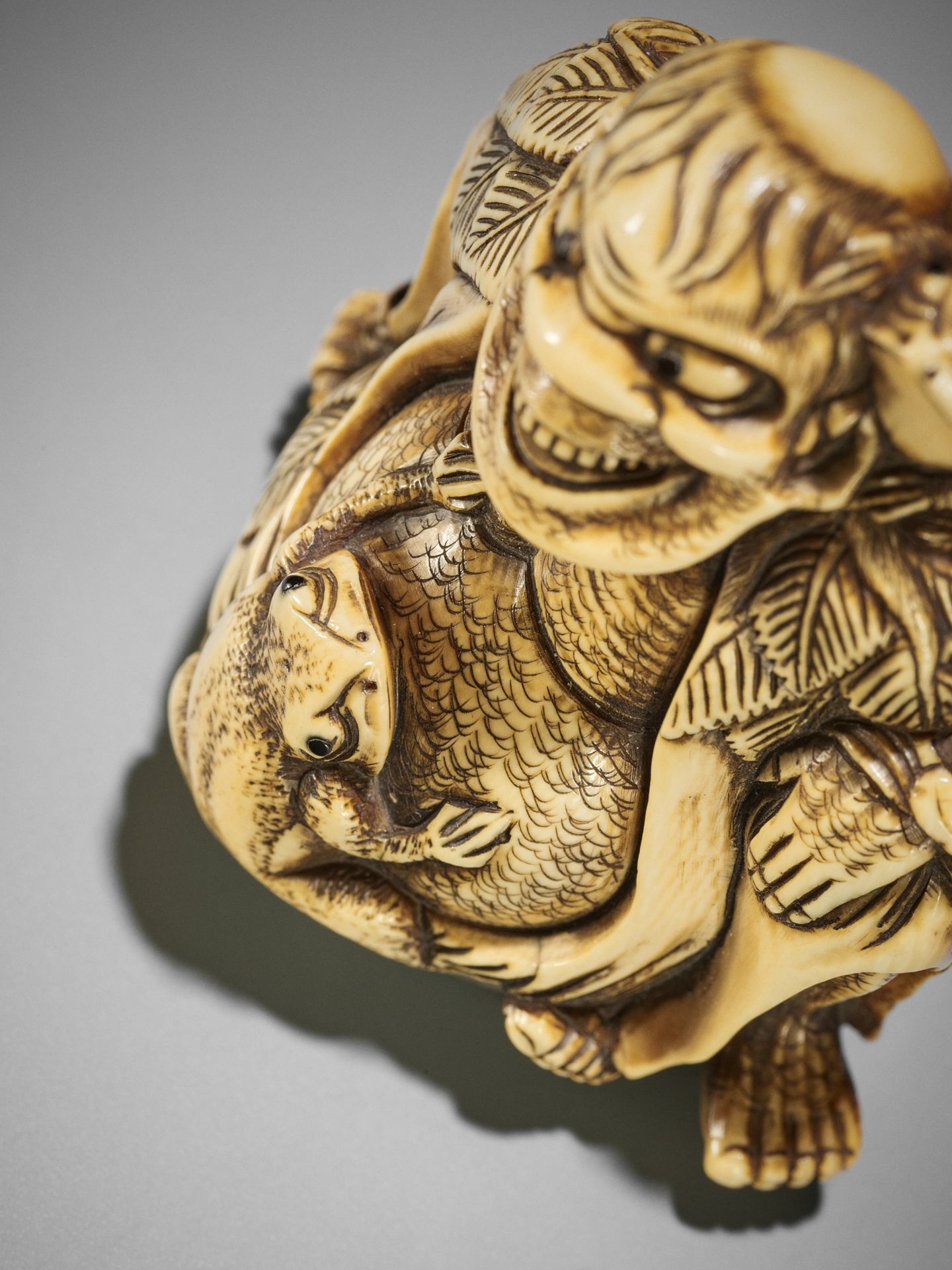 A MASSIVE IVORY NETSUKE OF GAMA SENNIN AND TWO TOADS - Bild 6 aus 11