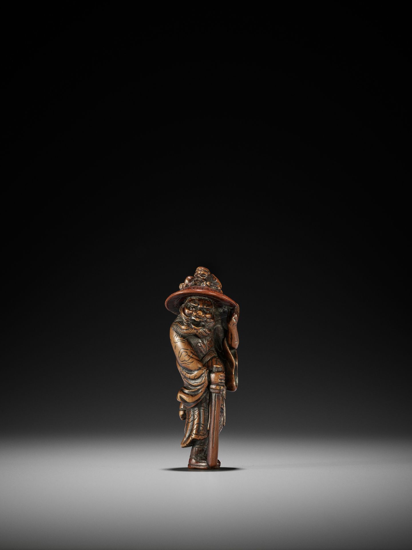 MITSUHARU: A SUPERB WOOD NETSUKE OF SHOKI AND ONI - Bild 8 aus 12