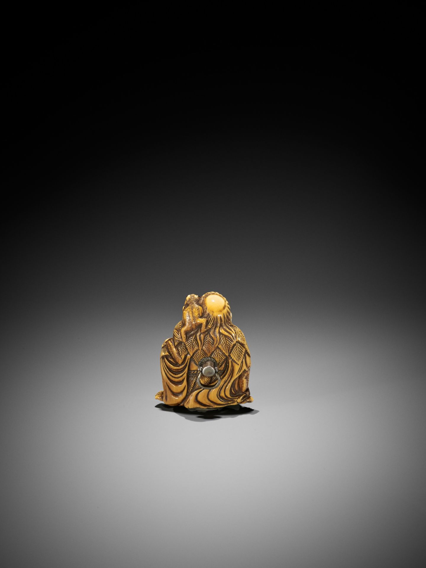 A MASSIVE IVORY NETSUKE OF GAMA SENNIN AND TWO TOADS - Bild 4 aus 11