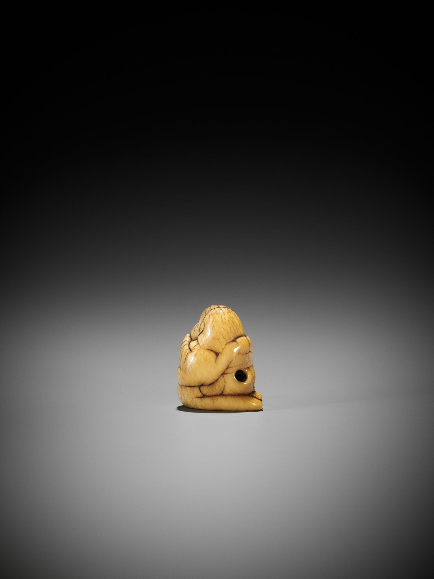 A CHARMING OLD IVORY NETSUKE OF OKAME - Bild 2 aus 8