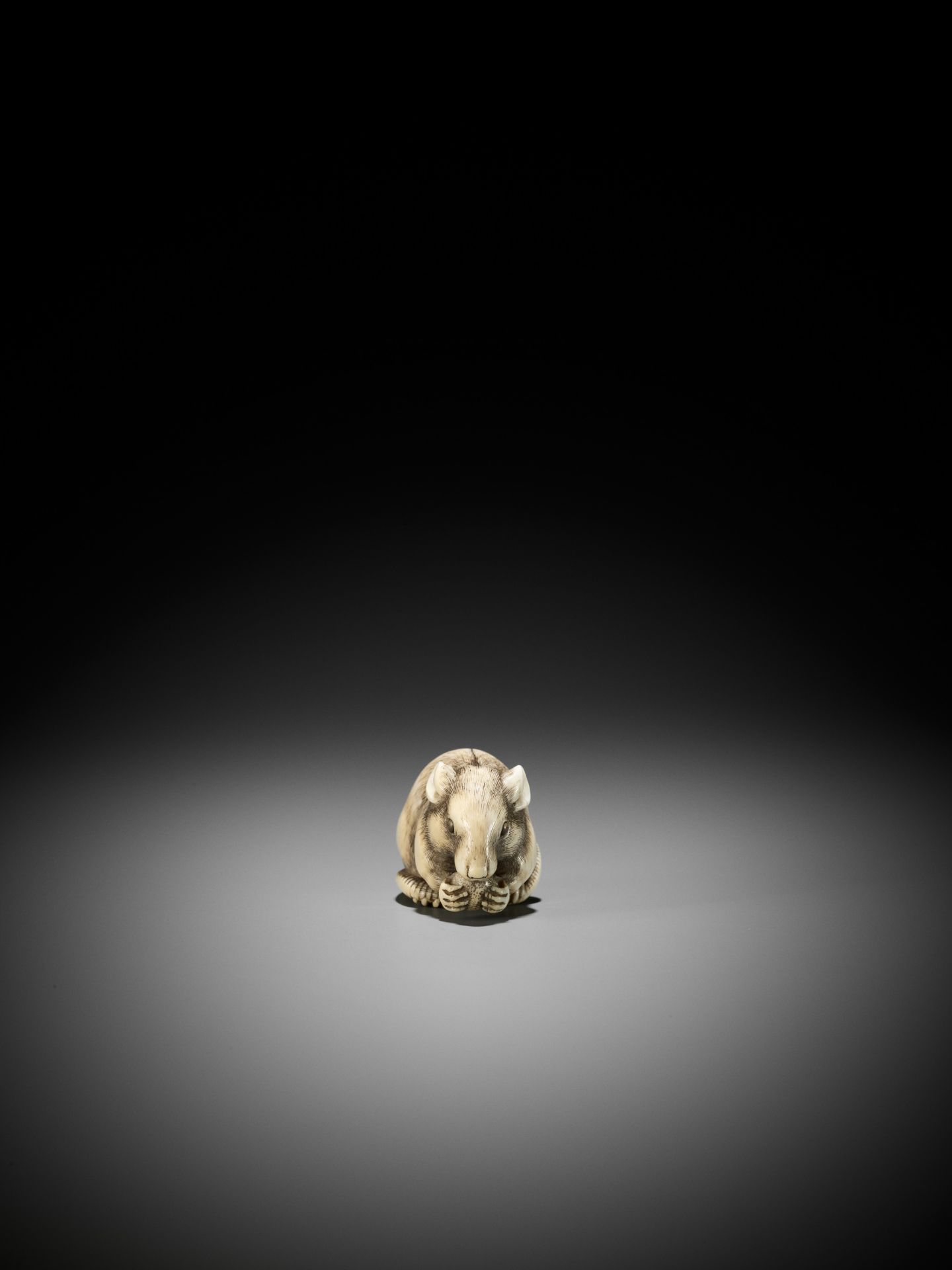 OKATORI: A SUPERB IVORY NETSUKE OF A RAT EATING A FRUIT - Bild 7 aus 15