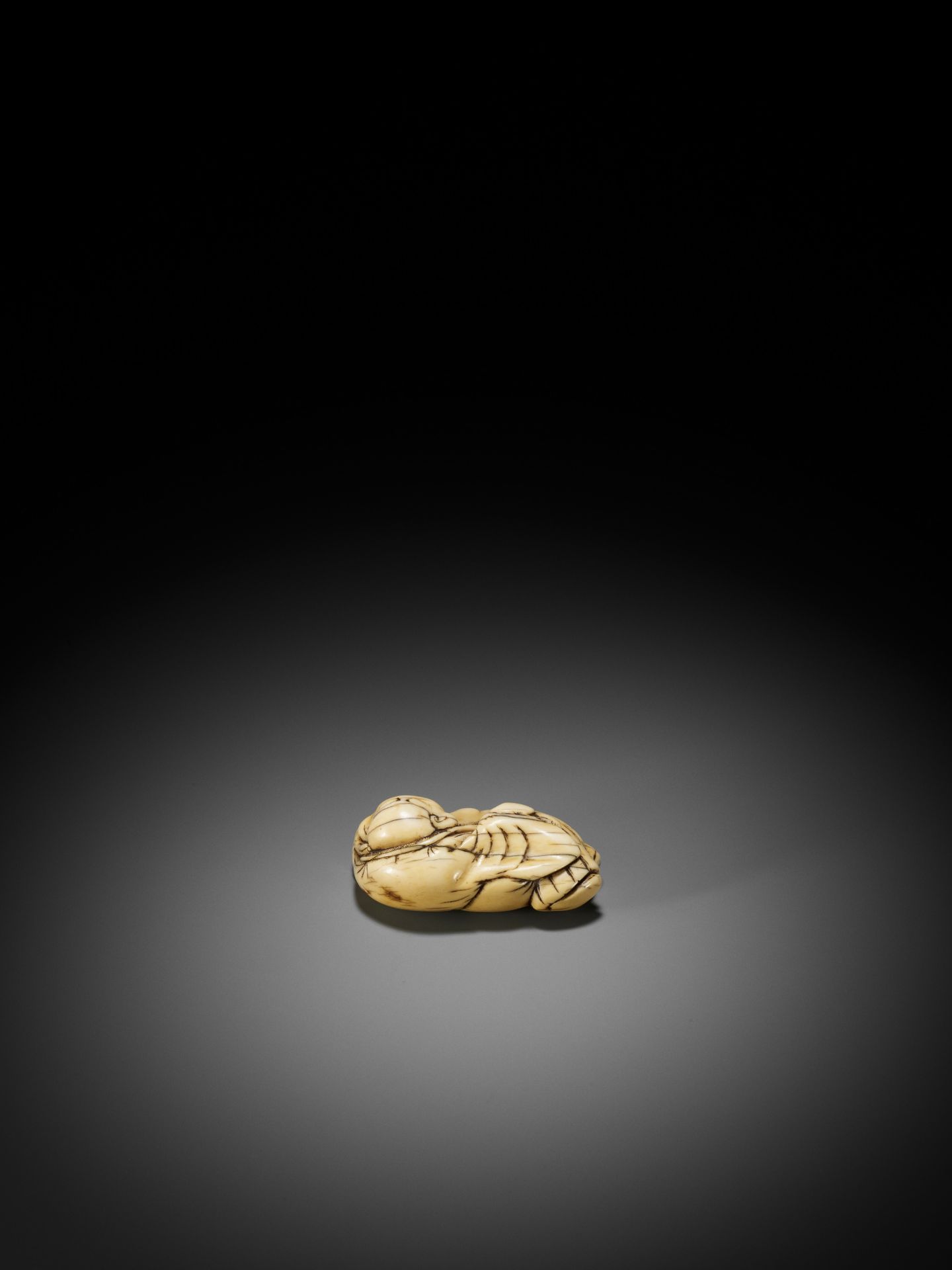 AN IVORY NETSUKE OF A RECLINING HOTEI WITH HOSSU (FLYWHISK) - Bild 8 aus 9