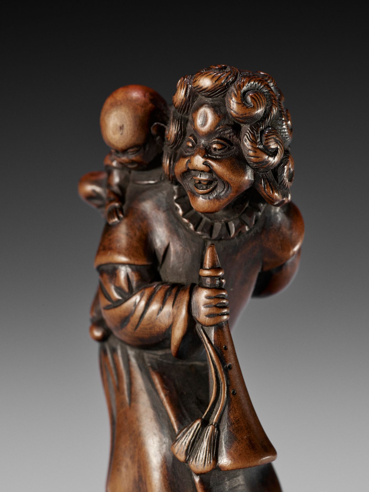 A GOOD WOOD NETSUKE OF A DUTCHMAN WITH CHILD - Bild 3 aus 11