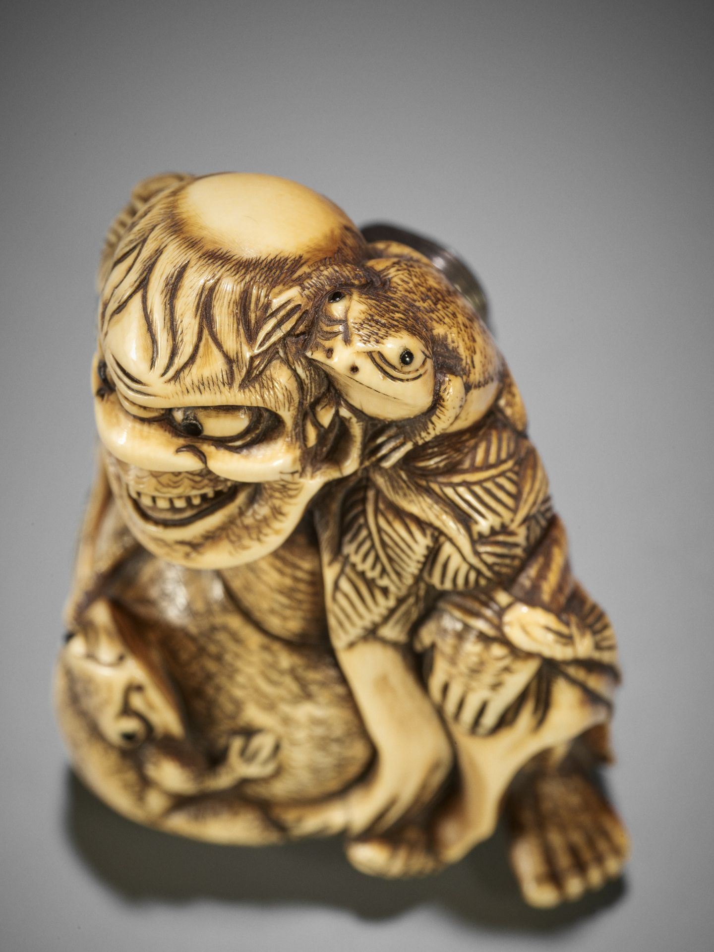 A MASSIVE IVORY NETSUKE OF GAMA SENNIN AND TWO TOADS - Bild 5 aus 11