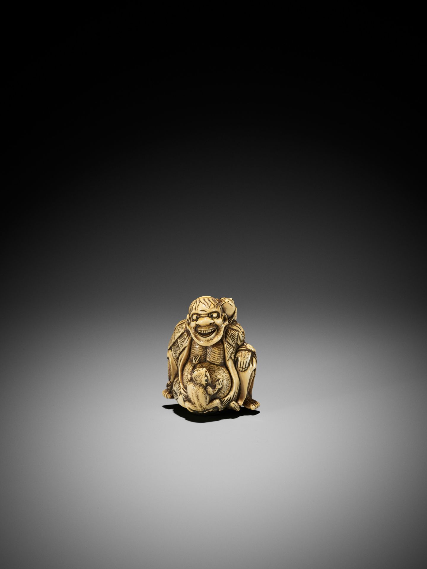 A MASSIVE IVORY NETSUKE OF GAMA SENNIN AND TWO TOADS - Bild 2 aus 11