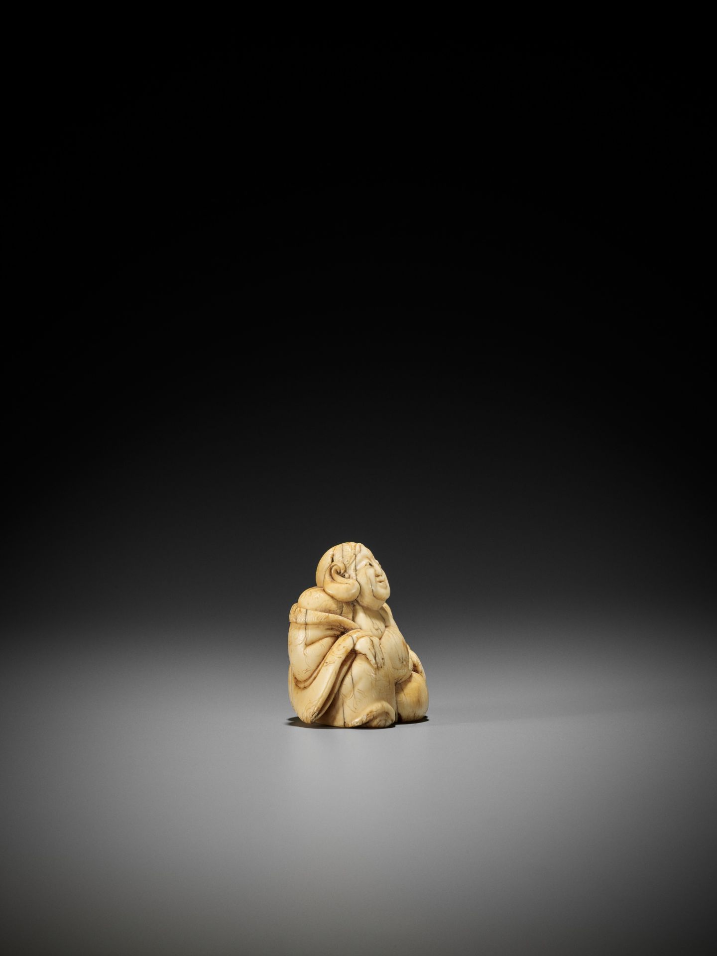 AN IVORY NETSUKE OF A SEATED HOTEI - Bild 7 aus 8