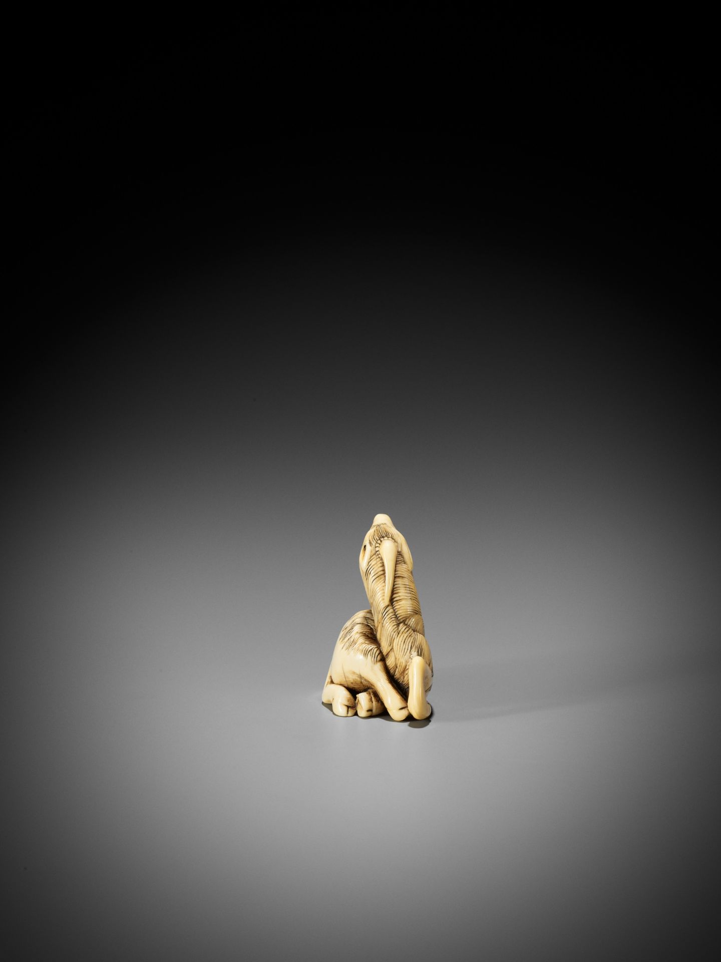 A VERY RARE IVORY NETSUKE OF A KIRIN GOAT, ATTRIBUTED TO MITSUHARU - Bild 6 aus 15