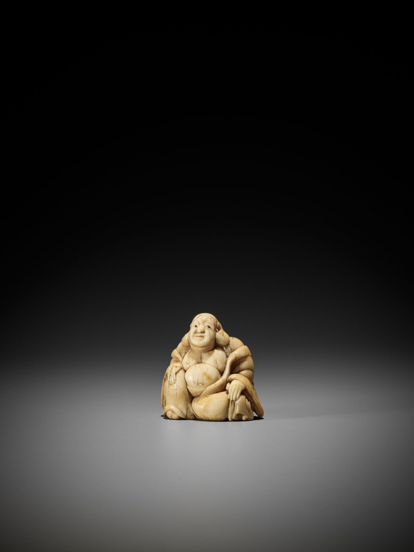 AN IVORY NETSUKE OF A SEATED HOTEI - Bild 5 aus 8