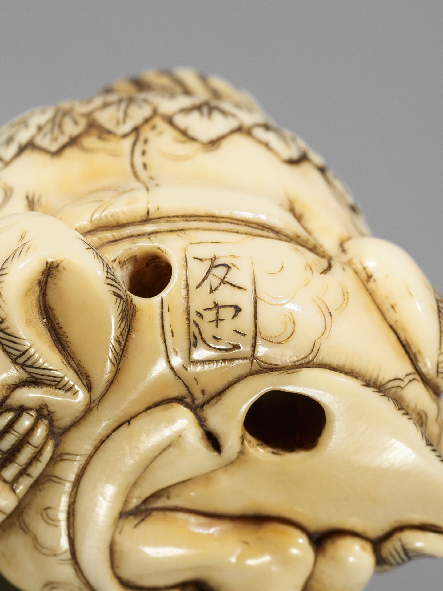 TOMOTADA: A RARE AND IMPORTANT IVORY NETSUKE OF GAMA SENNIN WITH HIS TOAD - Bild 14 aus 14