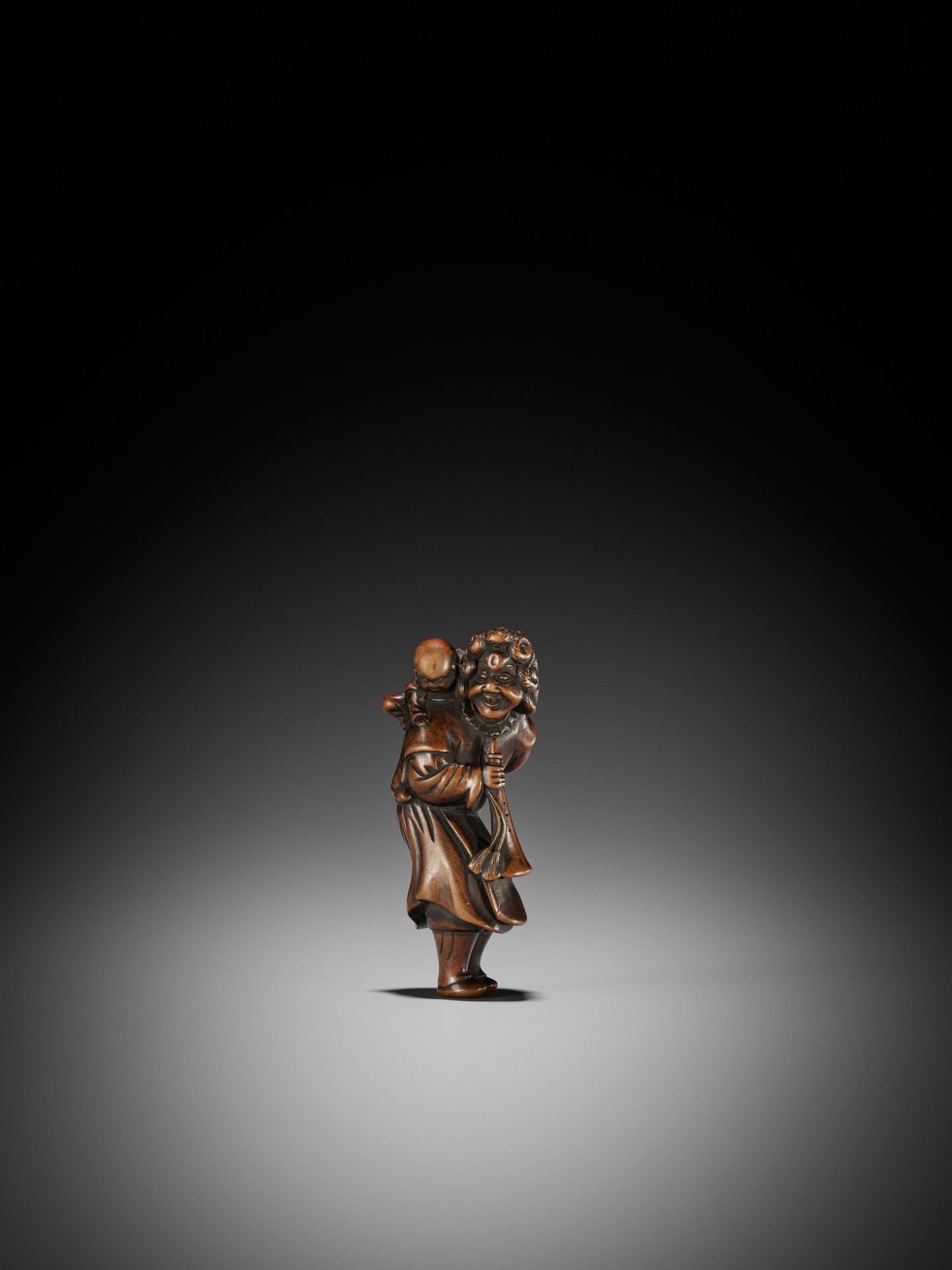 A GOOD WOOD NETSUKE OF A DUTCHMAN WITH CHILD - Image 5 of 11