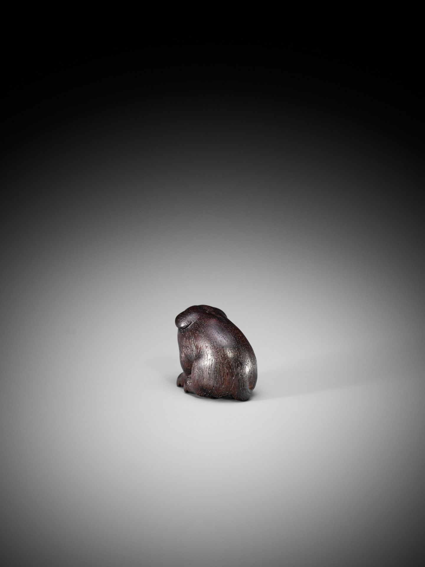 RANICHI: A DARK WOOD NETSUKE OF A PUPPY - Bild 6 aus 9