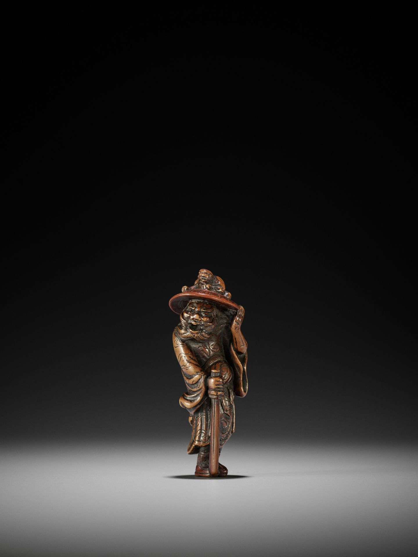 MITSUHARU: A SUPERB WOOD NETSUKE OF SHOKI AND ONI - Bild 4 aus 12