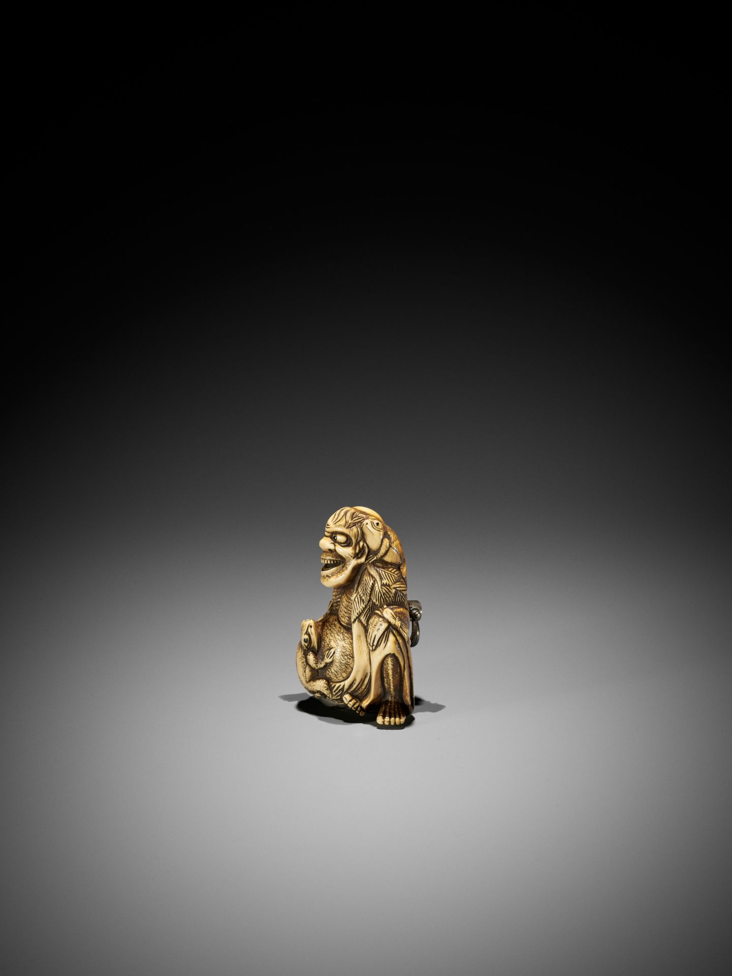 A MASSIVE IVORY NETSUKE OF GAMA SENNIN AND TWO TOADS - Bild 9 aus 11