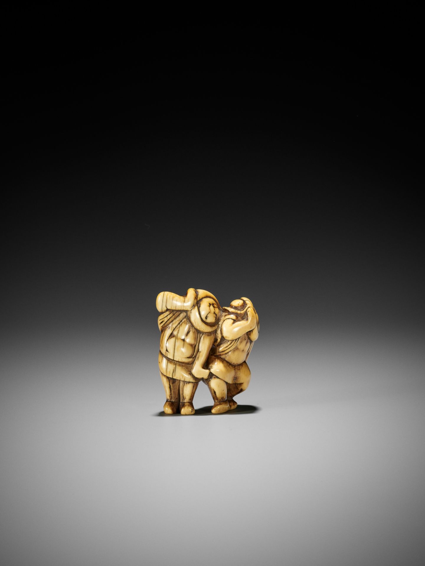 A VERY RARE IVORY NETSUKE OF TWO KOMUSUKE (TOKAIDO ROAD PORTERS) - Bild 7 aus 10