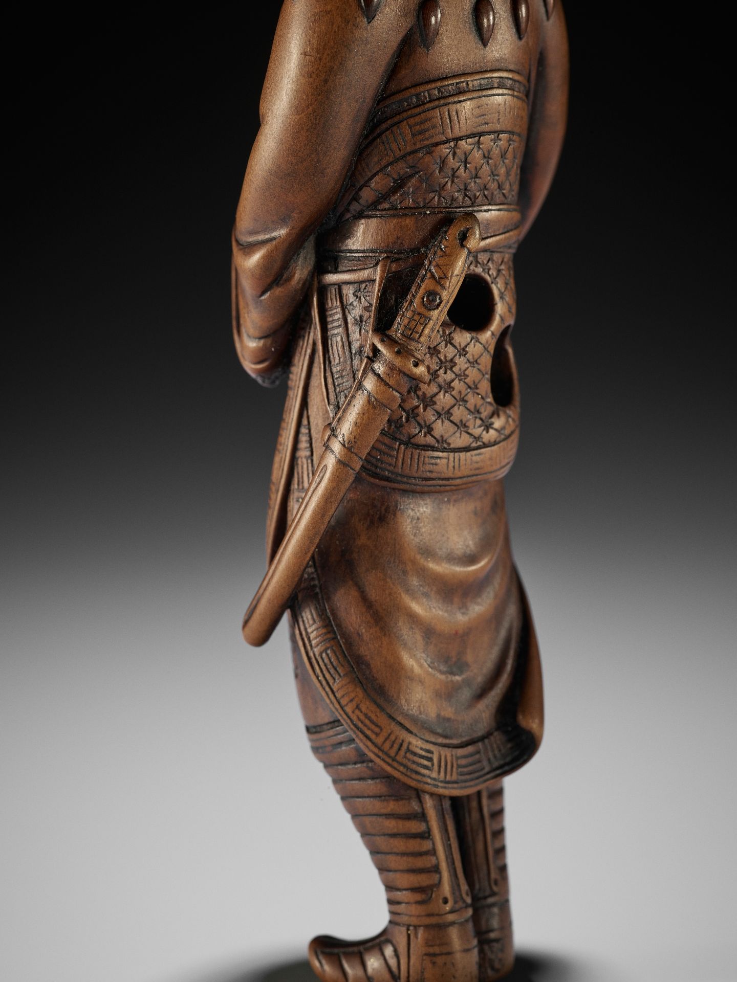 A VERY LARGE AND SUPERB WOOD NETSUKE OF A FOREIGNER WITH DOG - Bild 6 aus 19