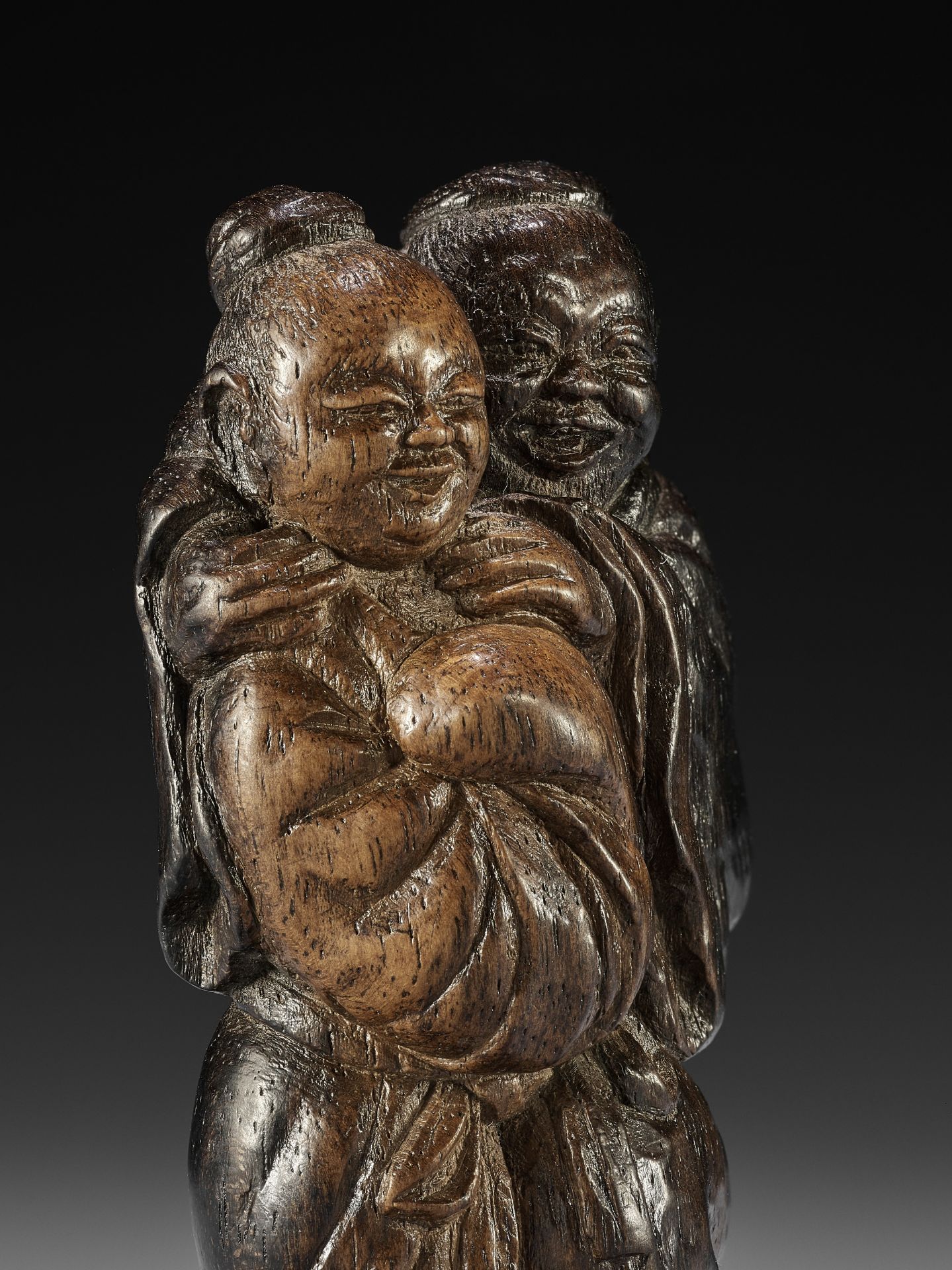 A SUPERB KUROGAKI (BLACK PERSIMMON) WOOD NETSUKE OF KANZAN AND JITTOKU - Bild 3 aus 13