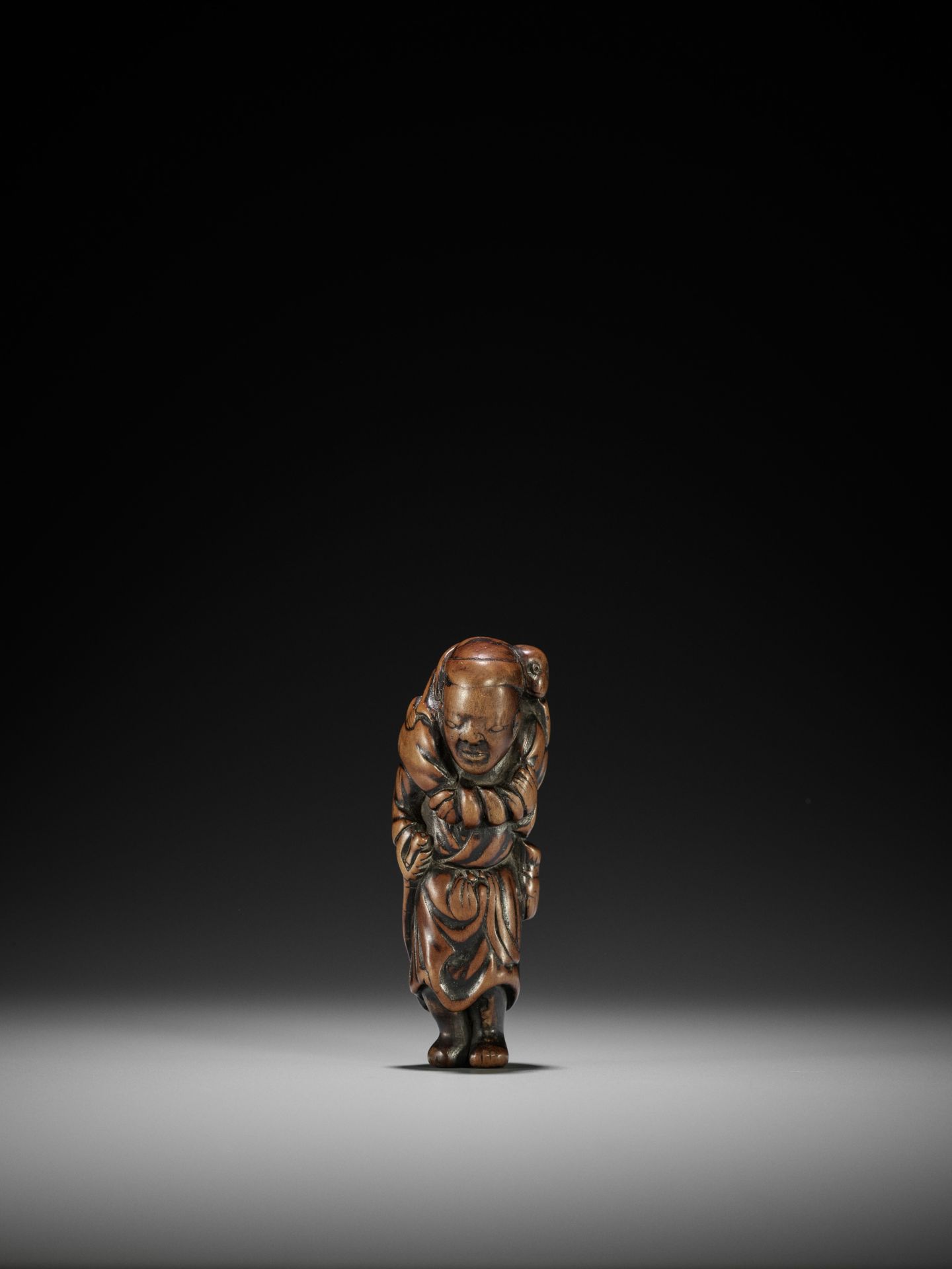 AN EARLY WOOD NETSUKE OF A SARUMAWASHI - Bild 3 aus 7