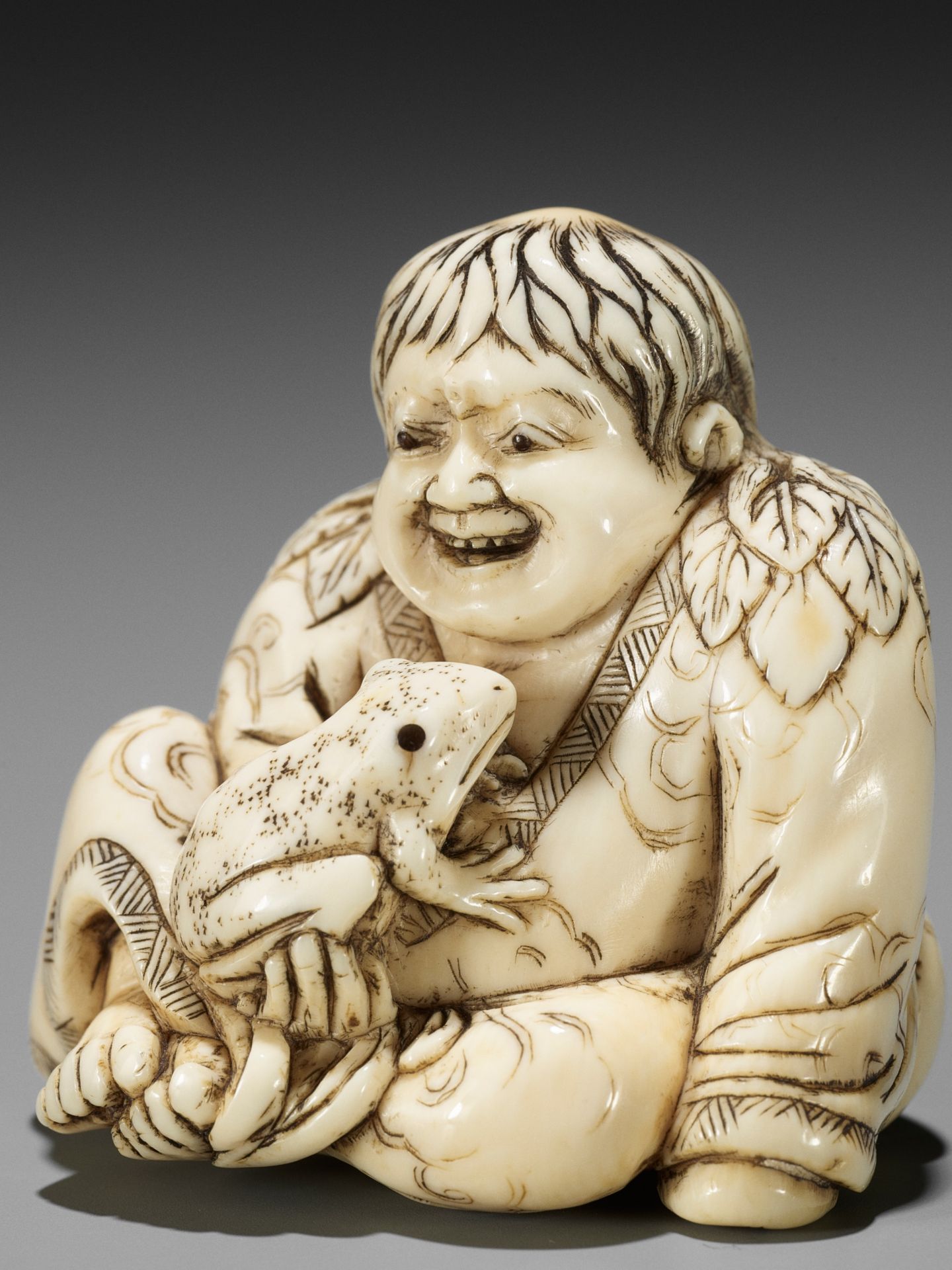 TOMOTADA: A RARE AND IMPORTANT IVORY NETSUKE OF GAMA SENNIN WITH HIS TOAD - Bild 8 aus 14