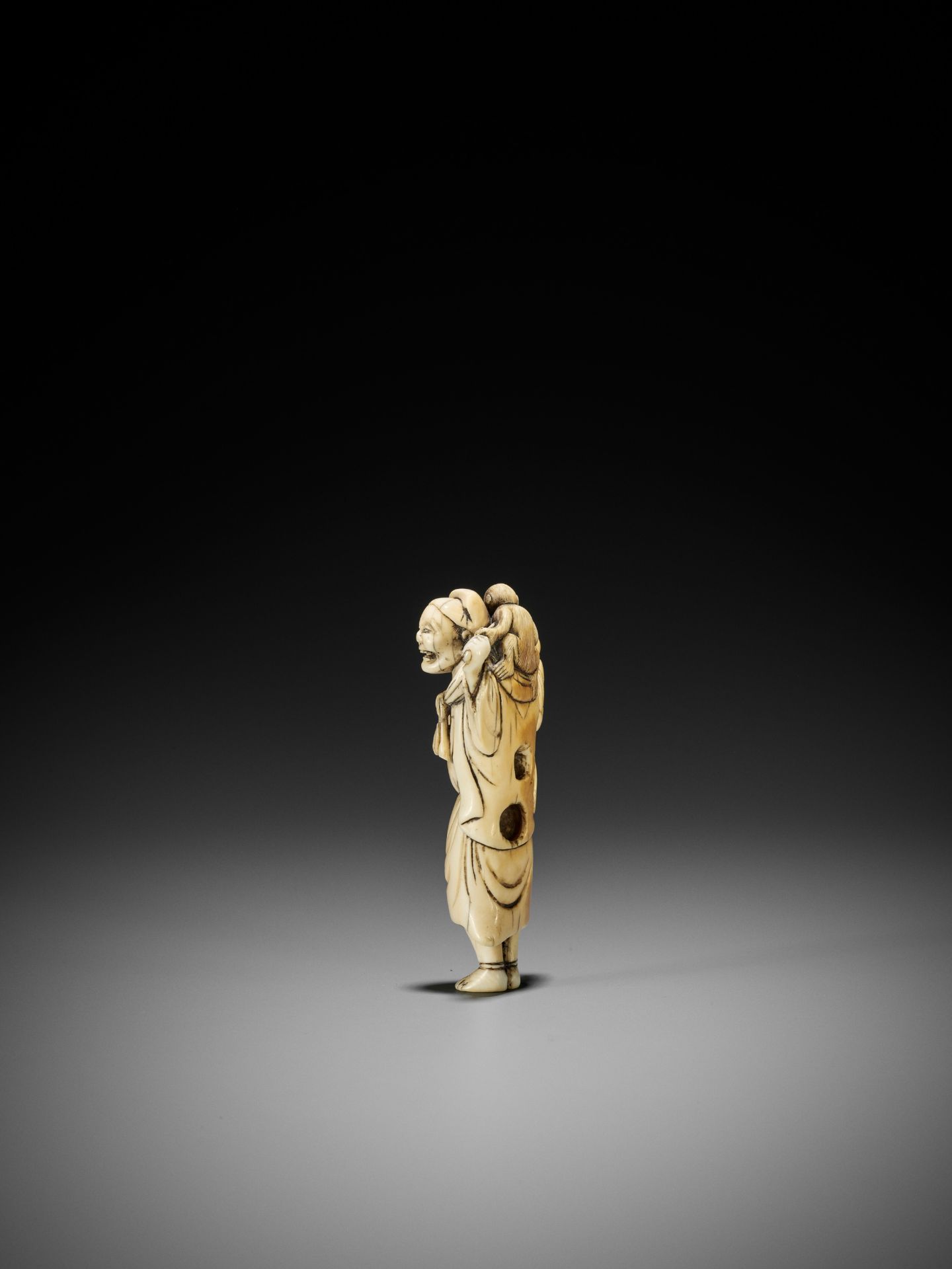 AN IVORY NETSUKE OF A SARUMAWASHI WITH MONKEY - Bild 5 aus 9