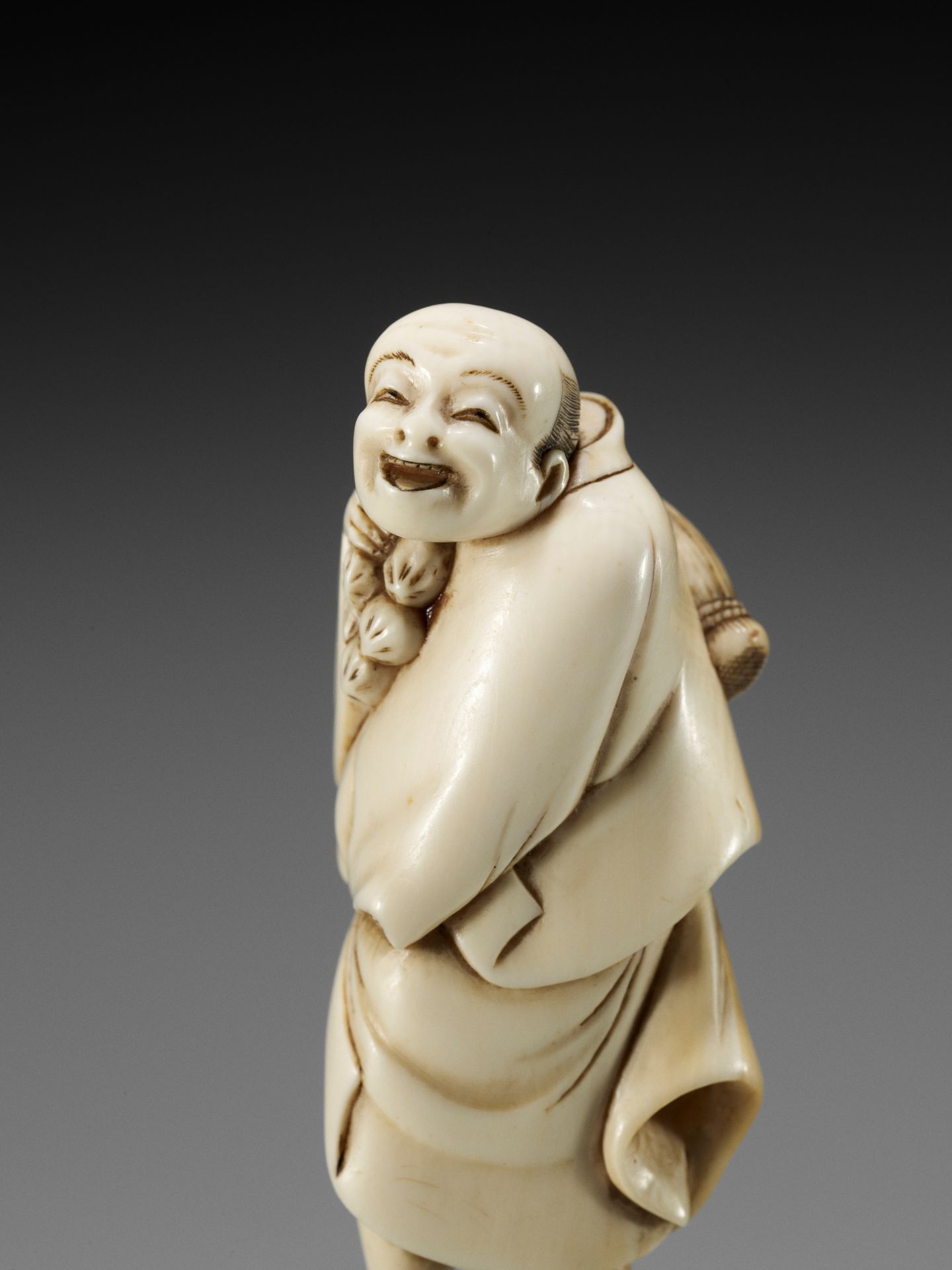 A GOOD IVORY NETSUKE OF A STREET VENDOR - Bild 6 aus 11