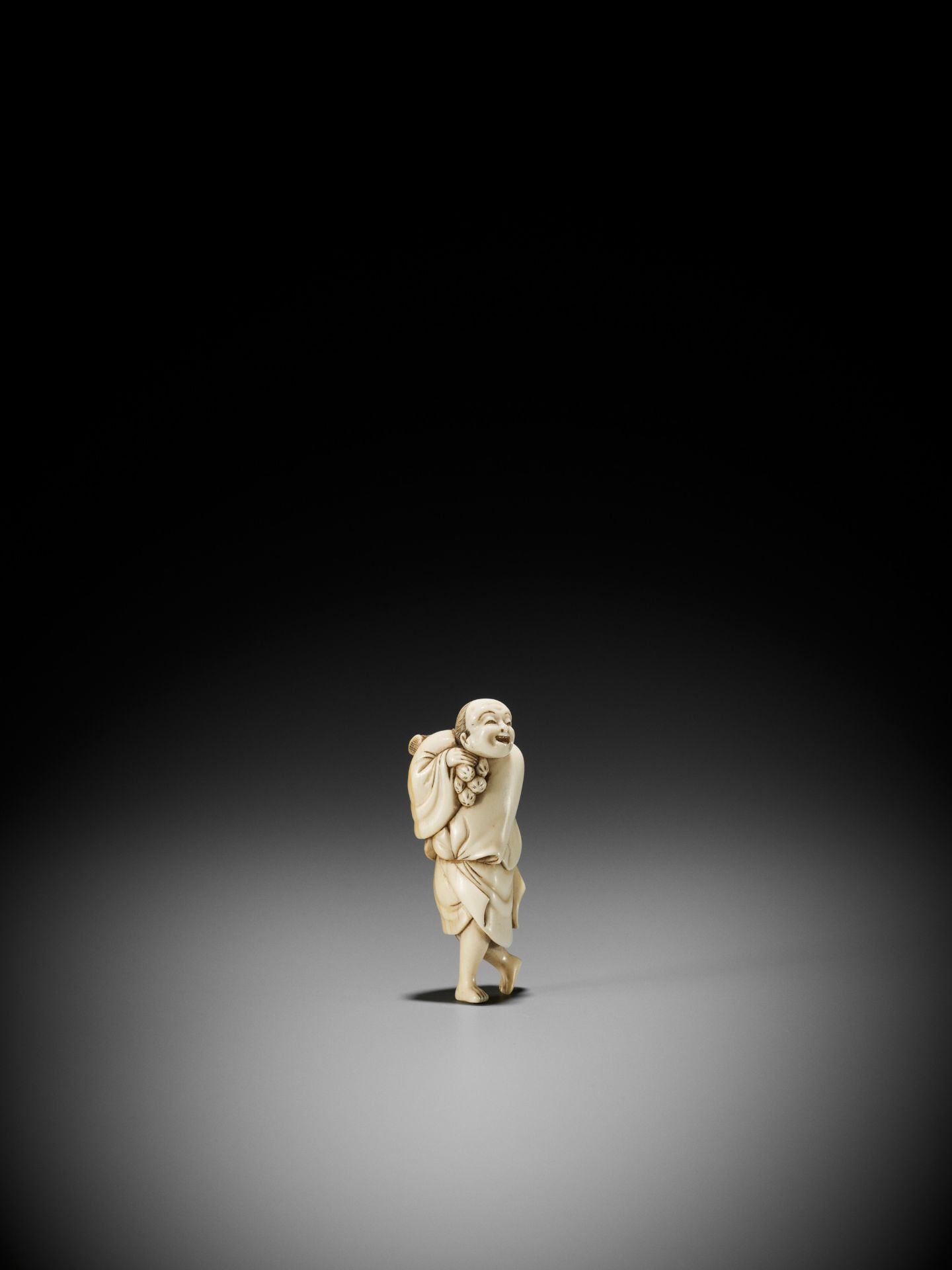 A GOOD IVORY NETSUKE OF A STREET VENDOR - Bild 2 aus 11