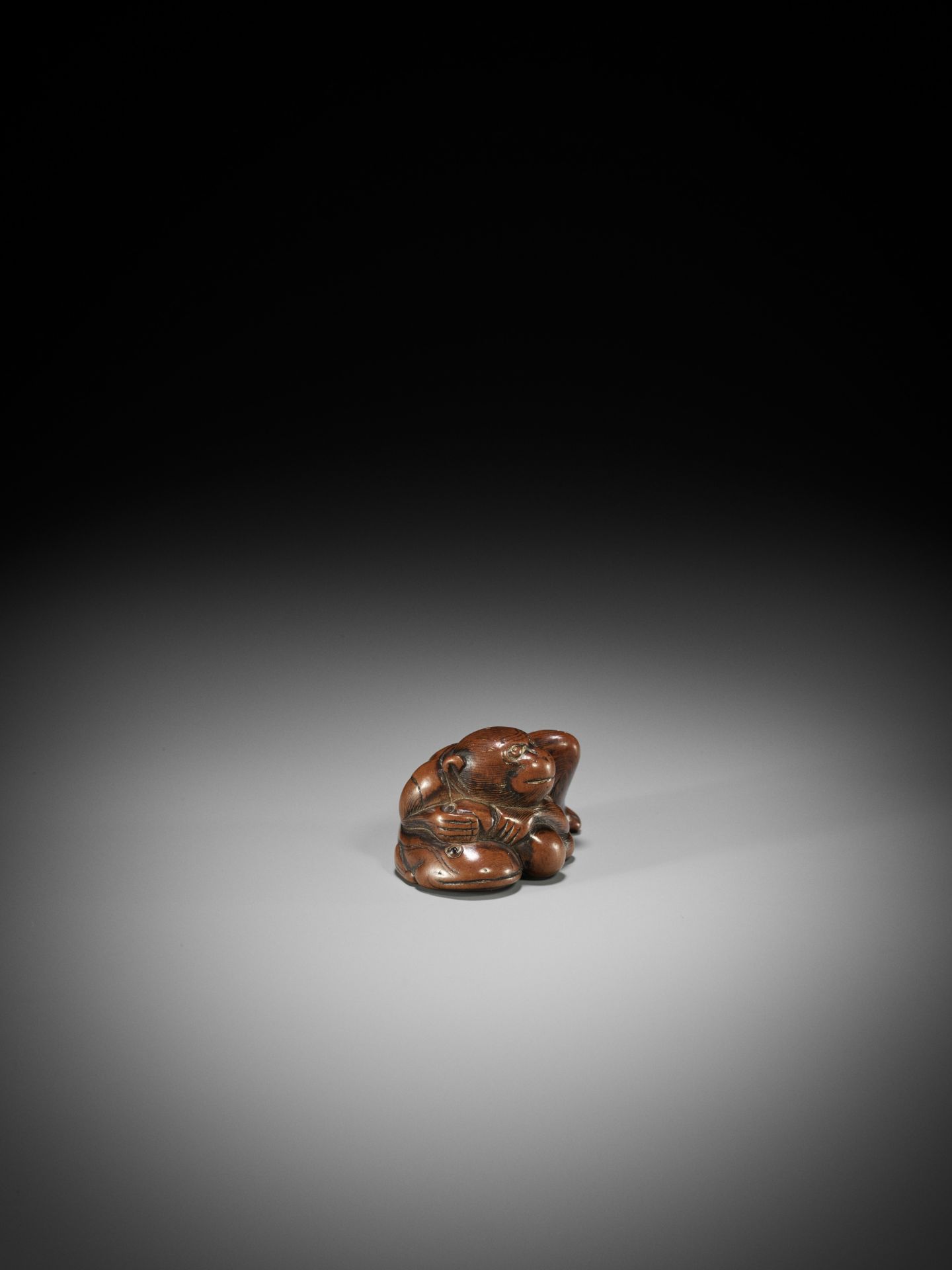 A WOOD NETSUKE OF A MONKEY, GOURD AND NAMAZU - Bild 6 aus 7