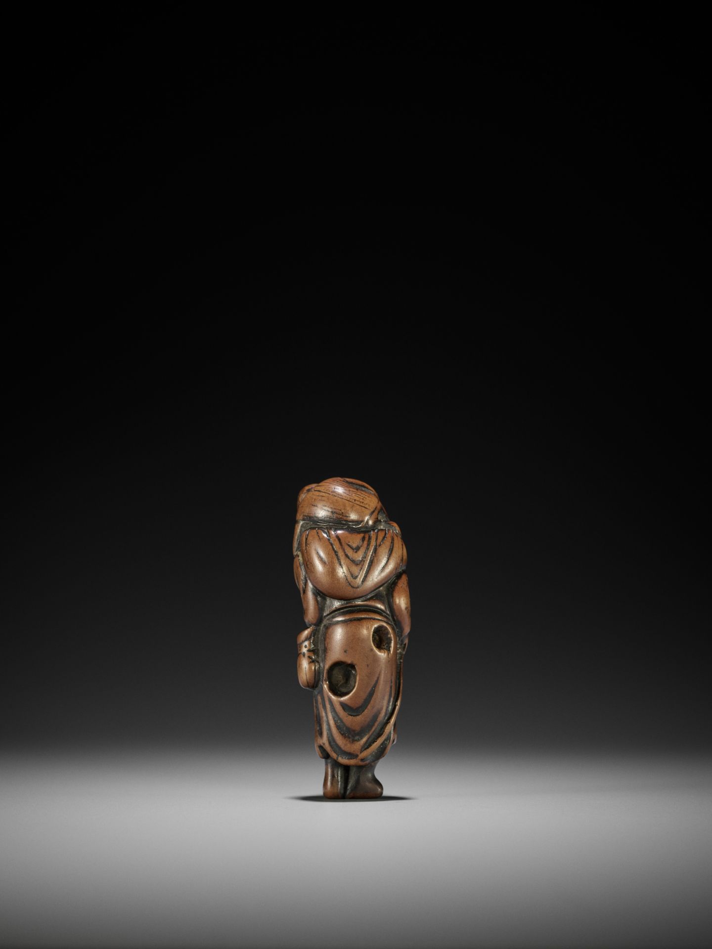 AN EARLY WOOD NETSUKE OF A SARUMAWASHI - Bild 4 aus 7