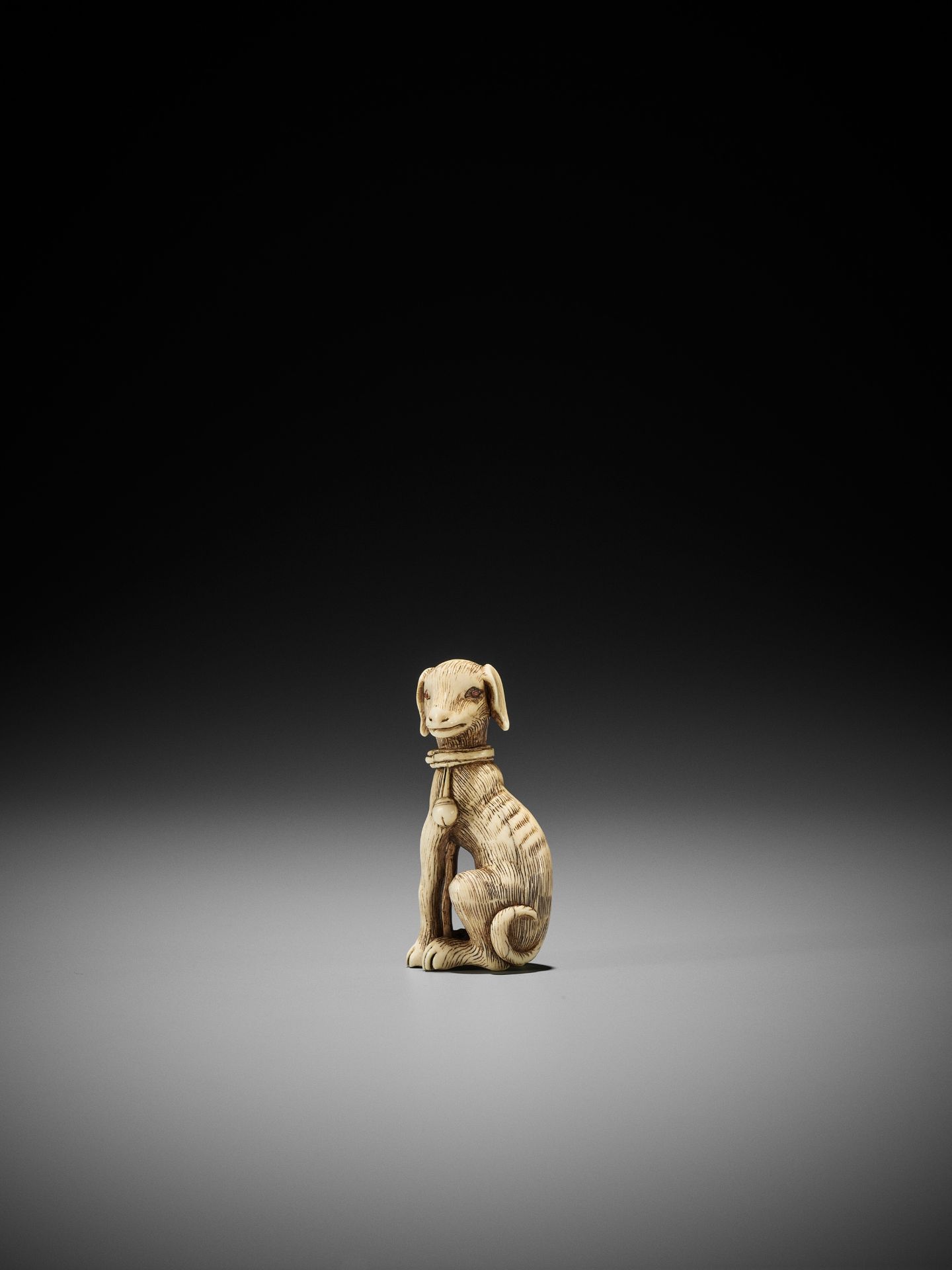 AN IVORY NETSUKE OF A EUROPEAN DOG - Bild 3 aus 9