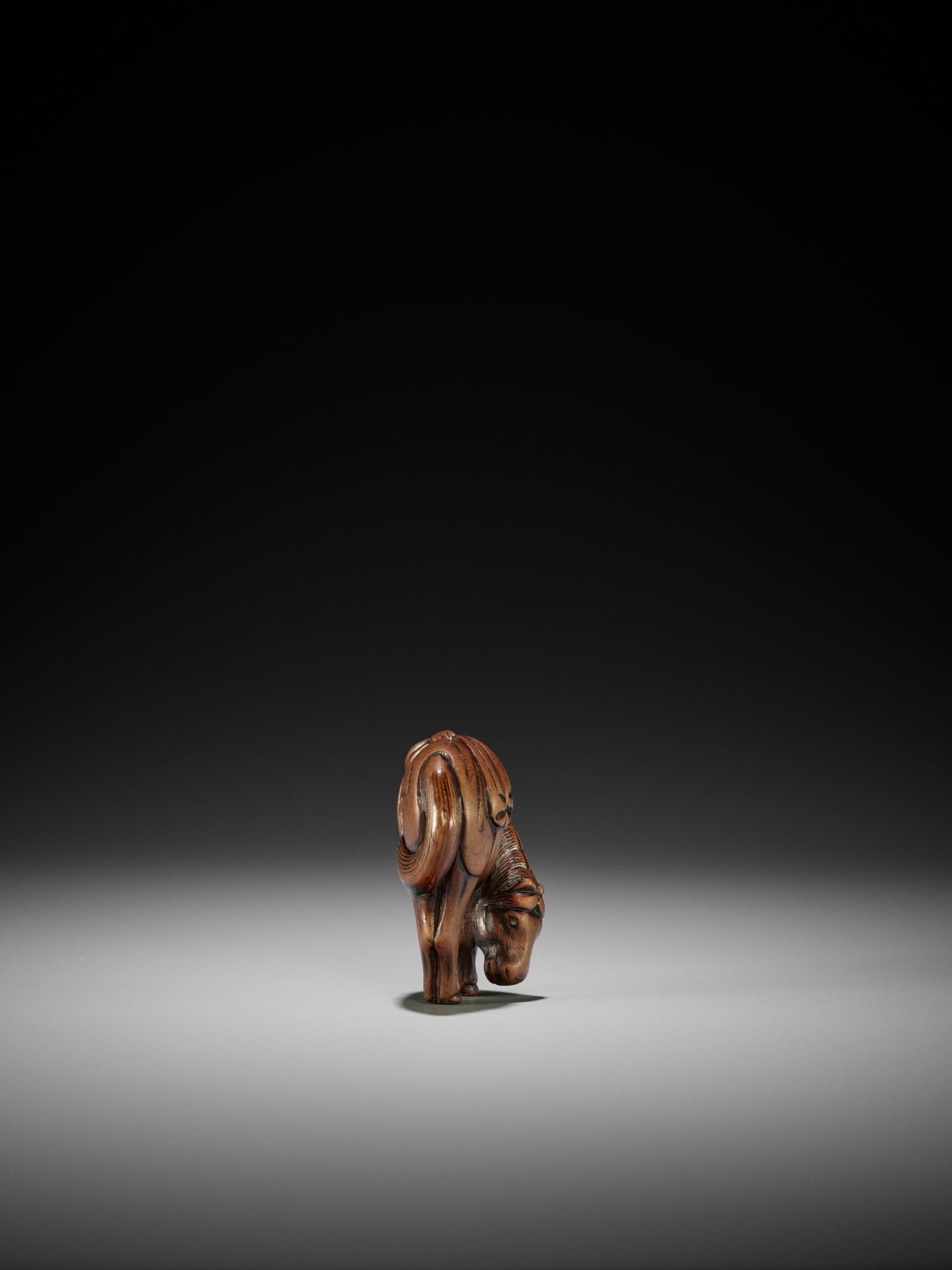 A GOOD WOOD NETSUKE OF A GRAZING HORSE - Bild 6 aus 10