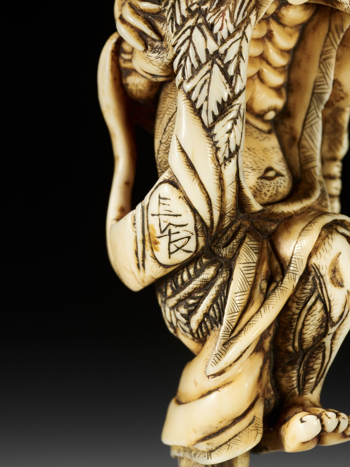 NAGATOMO: A LARGE IVORY NETSUKE OF GAMA SENNIN AND HIS TOAD - Bild 10 aus 10