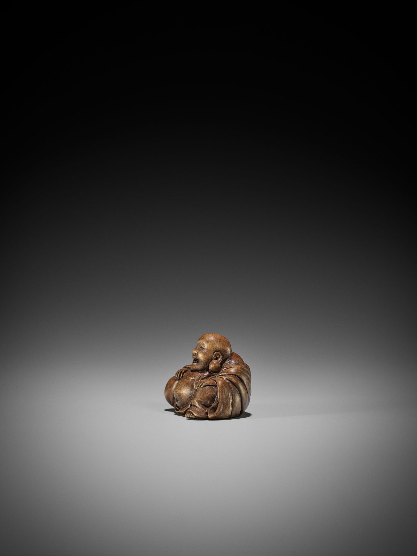 A FINE WOOD NETSUKE OF HOTEI - Bild 4 aus 8