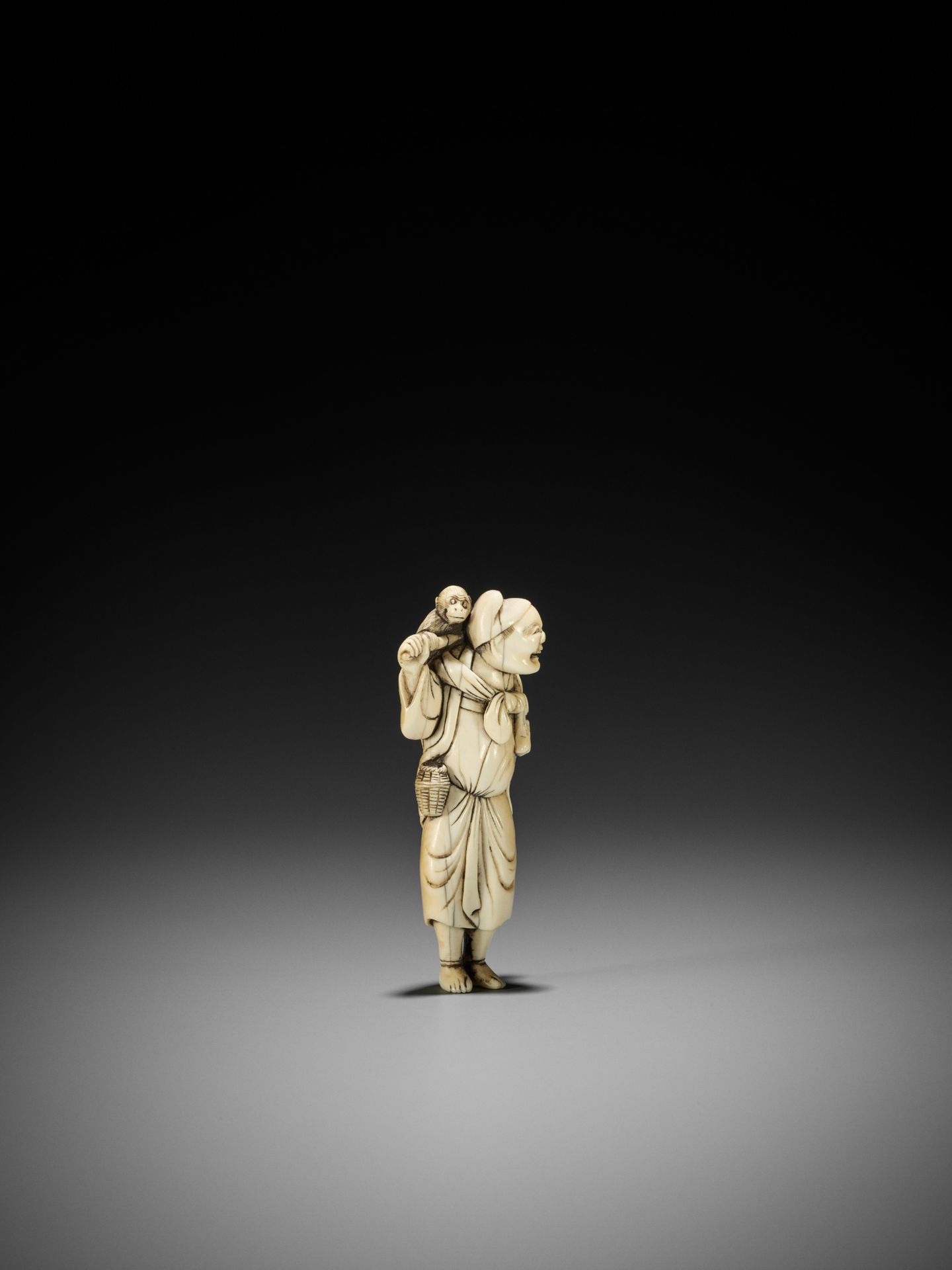 AN IVORY NETSUKE OF A SARUMAWASHI WITH MONKEY - Bild 7 aus 9